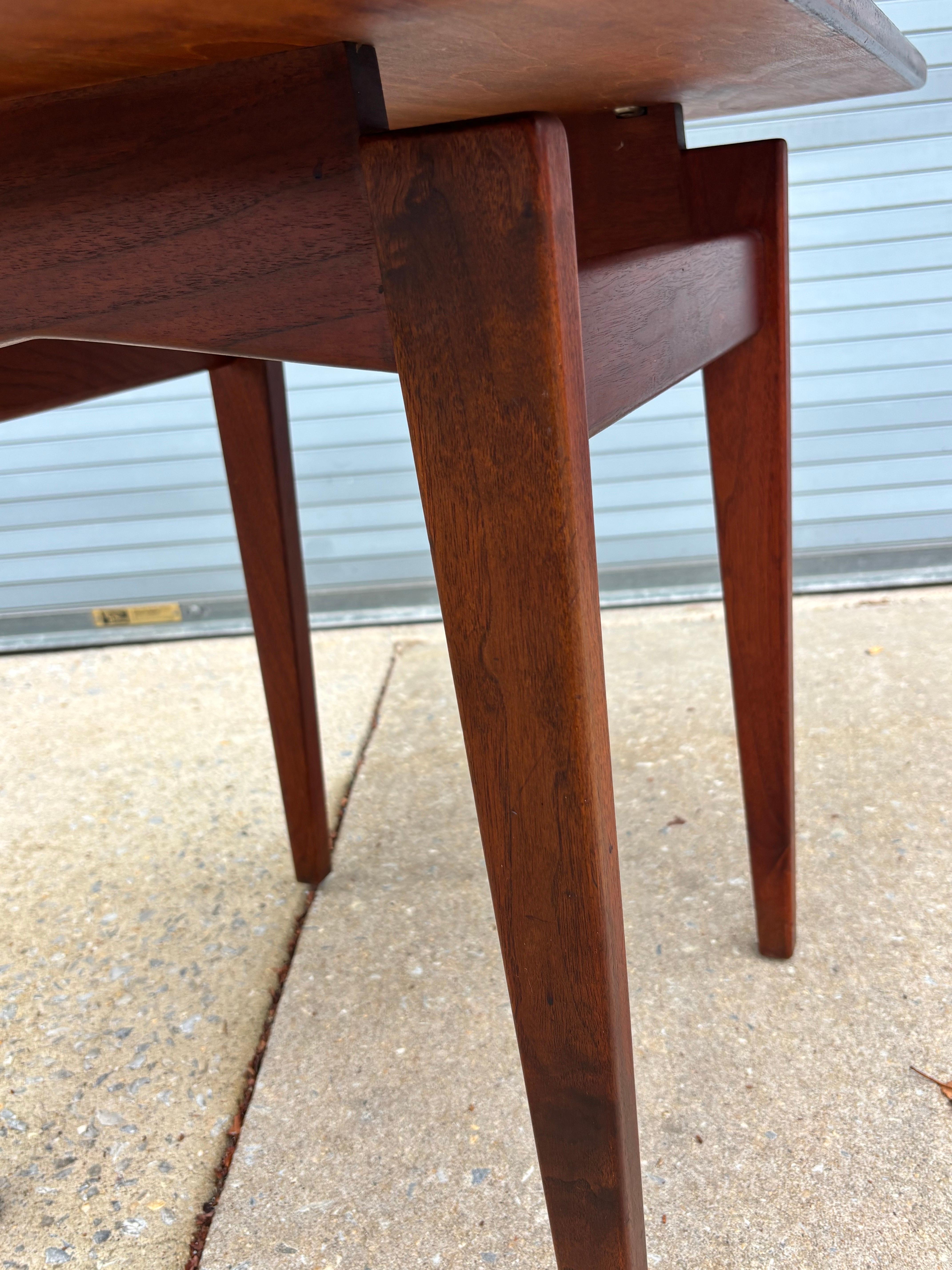 Jen's Risom Walnut Side Table siglo XX en venta
