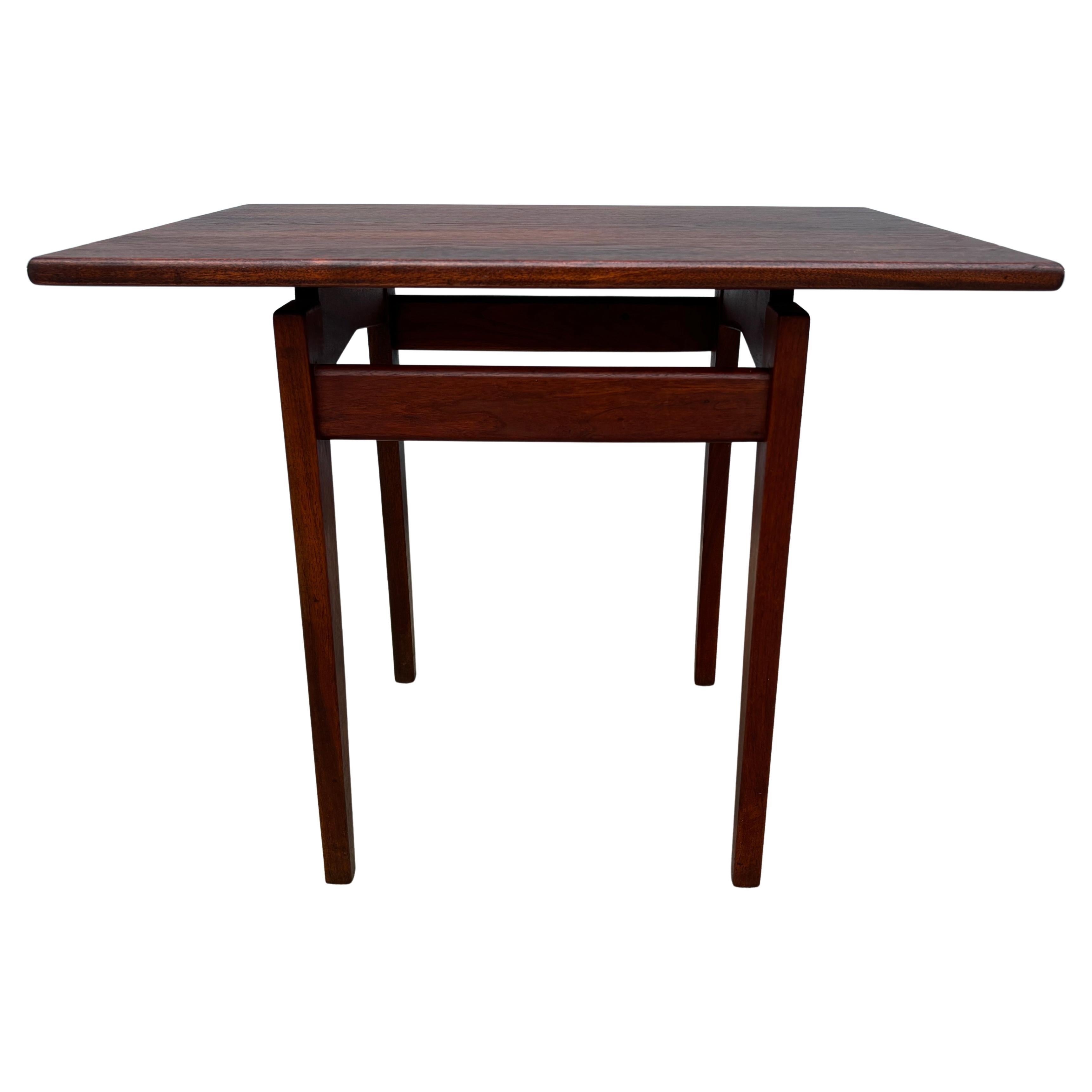 Jen's Risom Walnut Side Table en venta