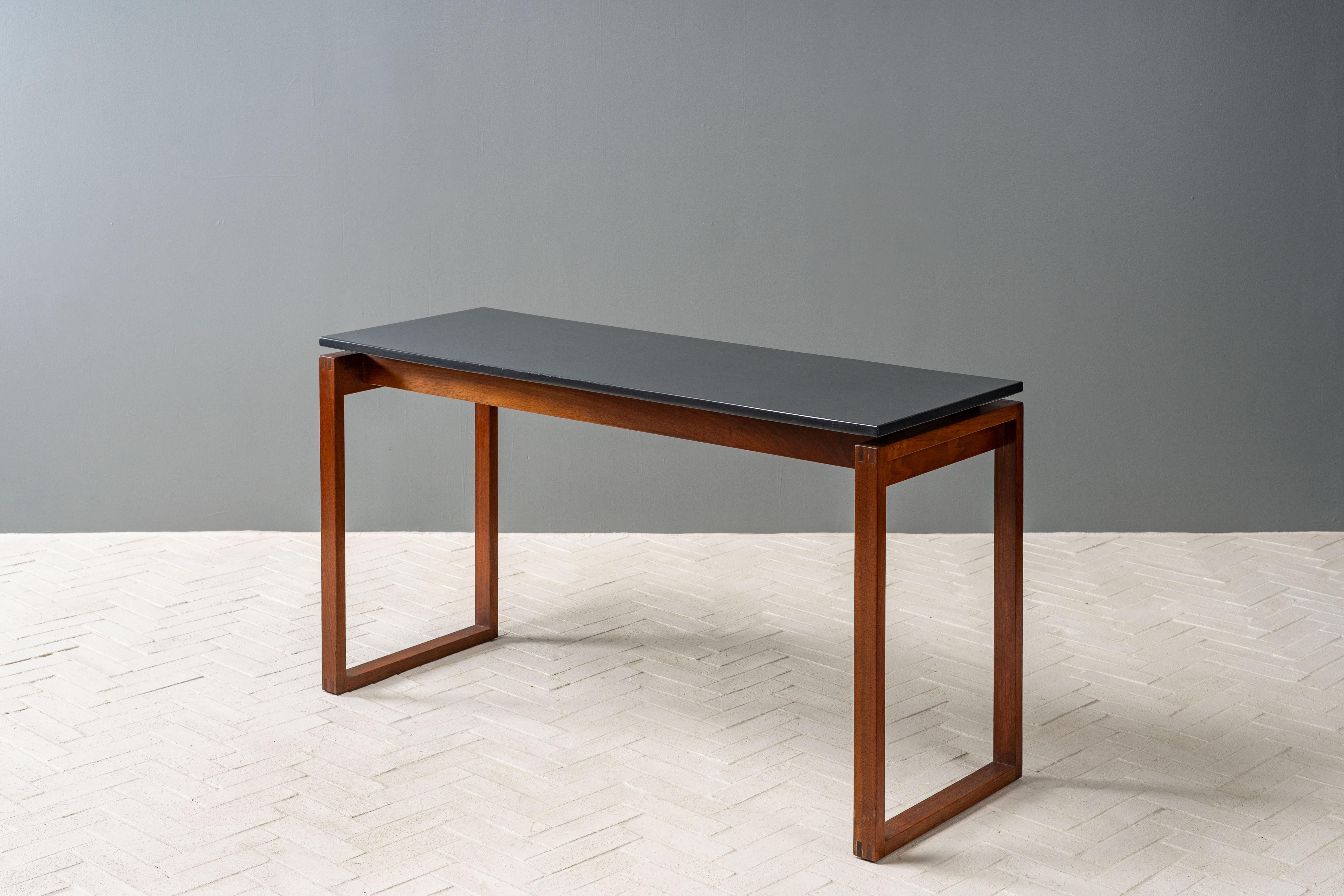 Mid-Century moderno Tavolo consolle in noce e ardesia di Jens Risom in vendita