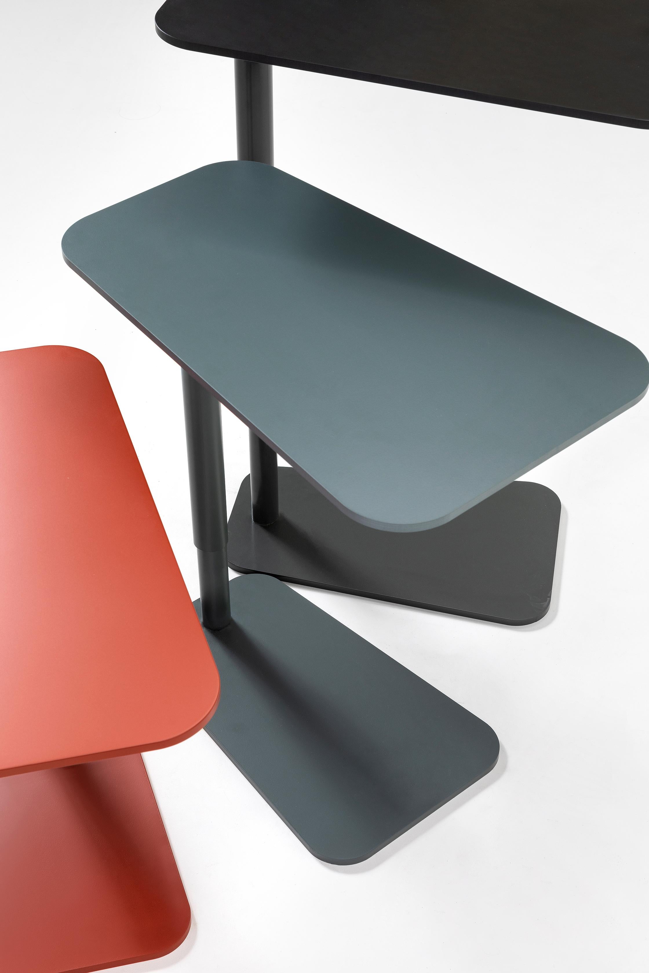 Jens Beistelltisch, Kleiner Tisch, Farbe, Metall, Design, verstellbar, Couchtisch (Italienisch) im Angebot