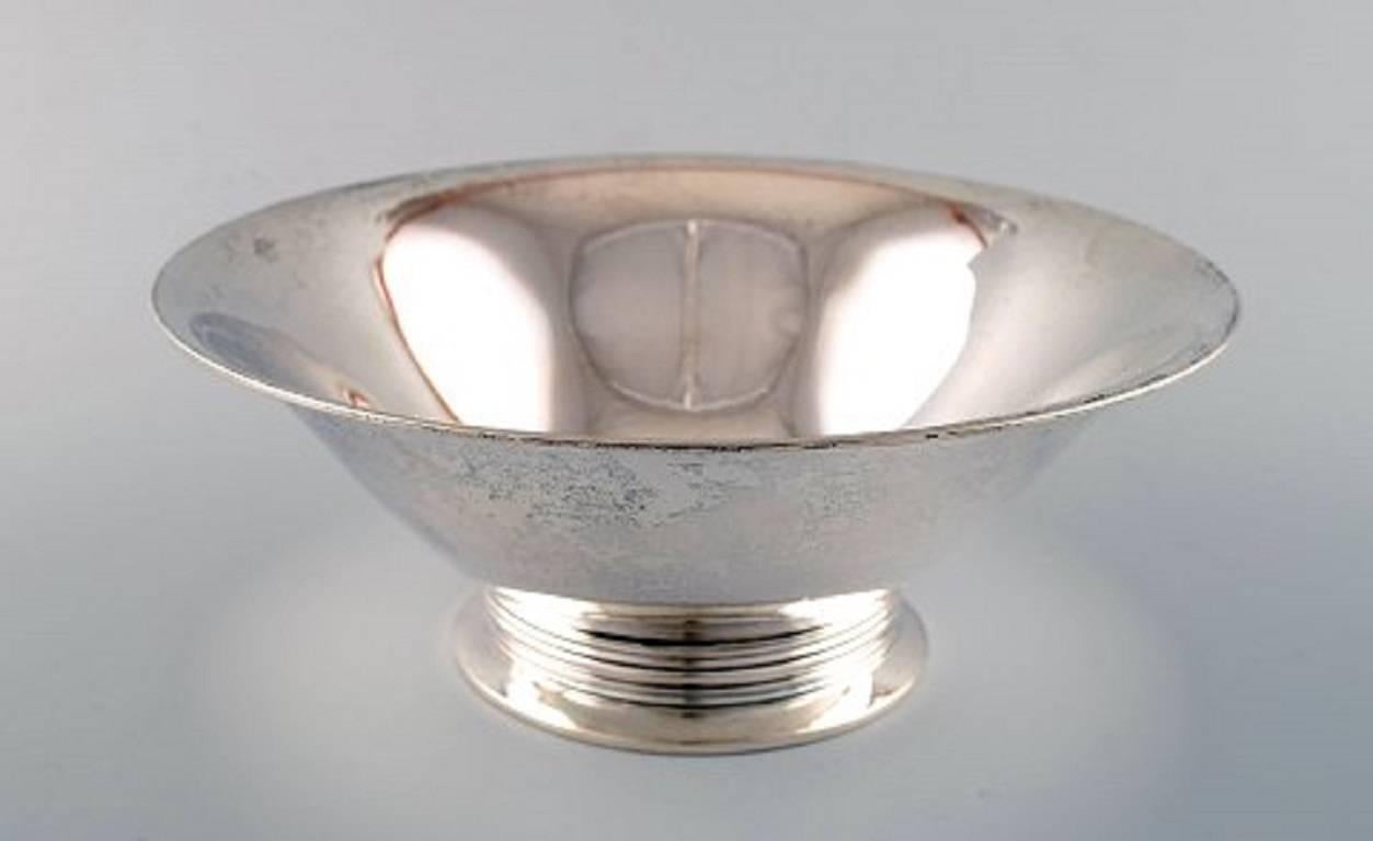 Jens Sigsgaard, Denmark large bowl in silver, 1930s.
In perfect condition.
Stamped.
Measures: 23.5 cm. x 10 cm.
Weight: 383 g.