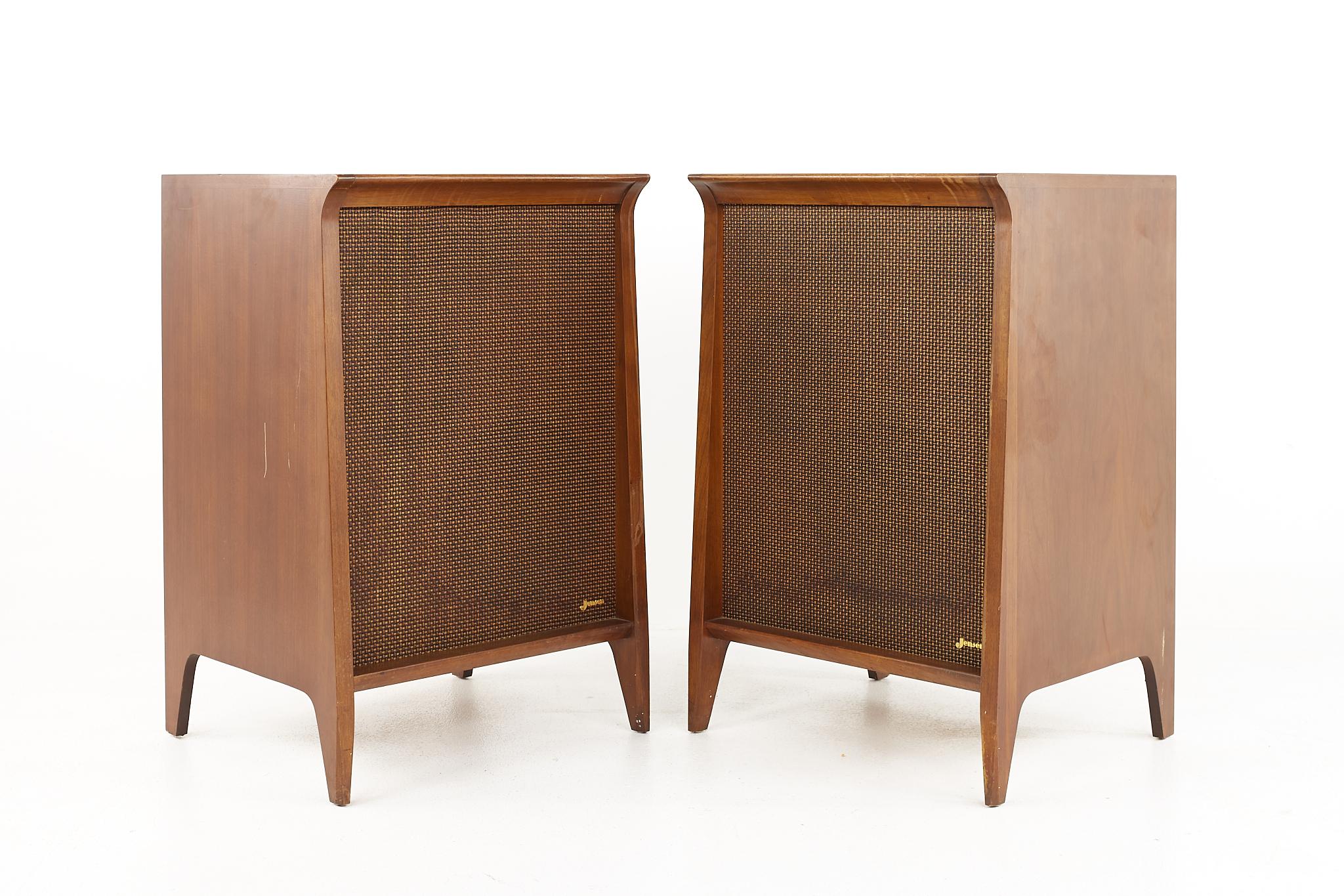 Jensen mid century floor speakers - A pair

Each speaker measures: 21 wide x 18.25 deep x 32 inches high

All pieces of furniture can be had in what we call restored vintage condition. That means the piece is restored upon purchase so it’s free