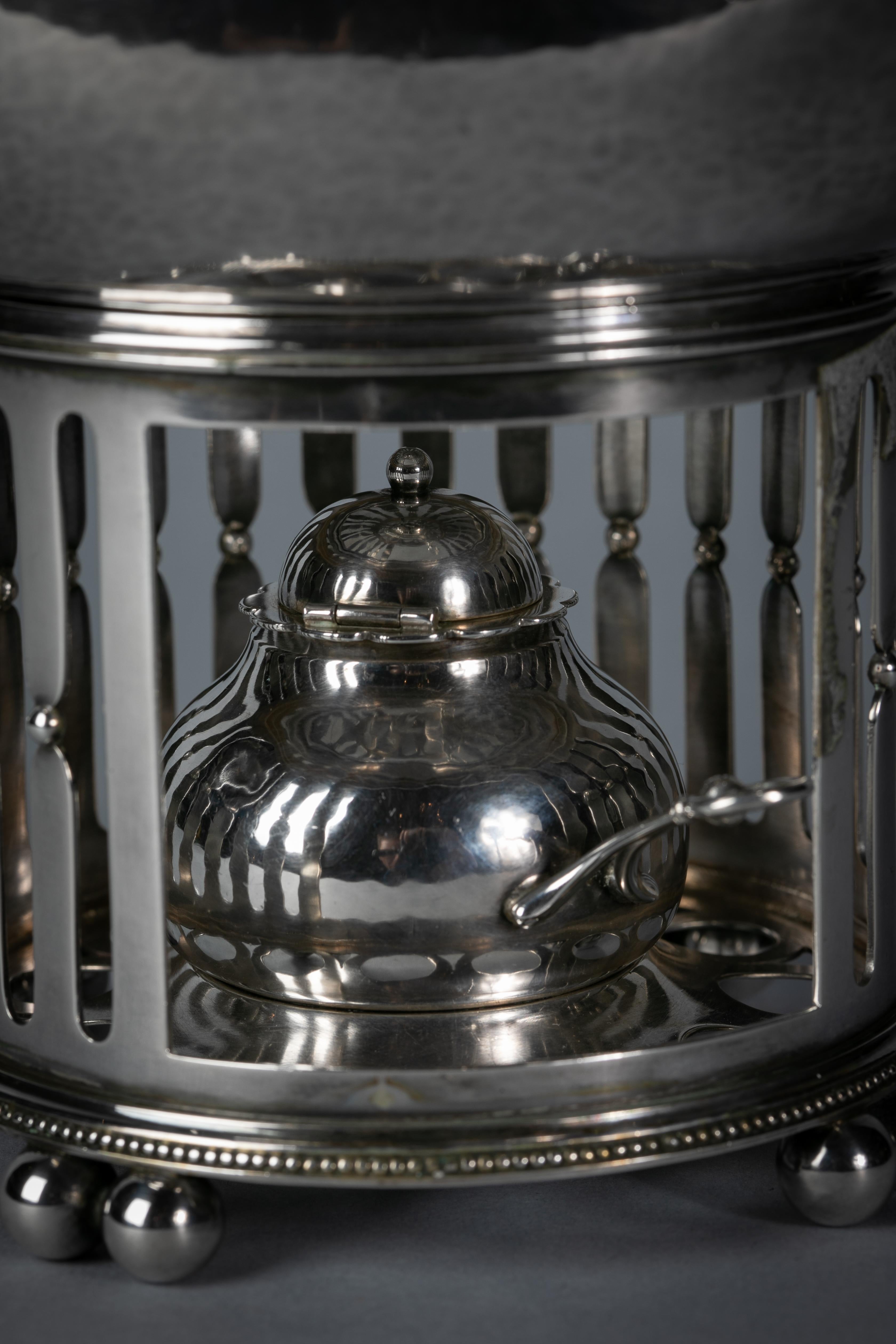 Jensen Sterling Silver Kettle on Stand with Ebony finial and Handle, circa 1920 In Good Condition For Sale In New York, NY