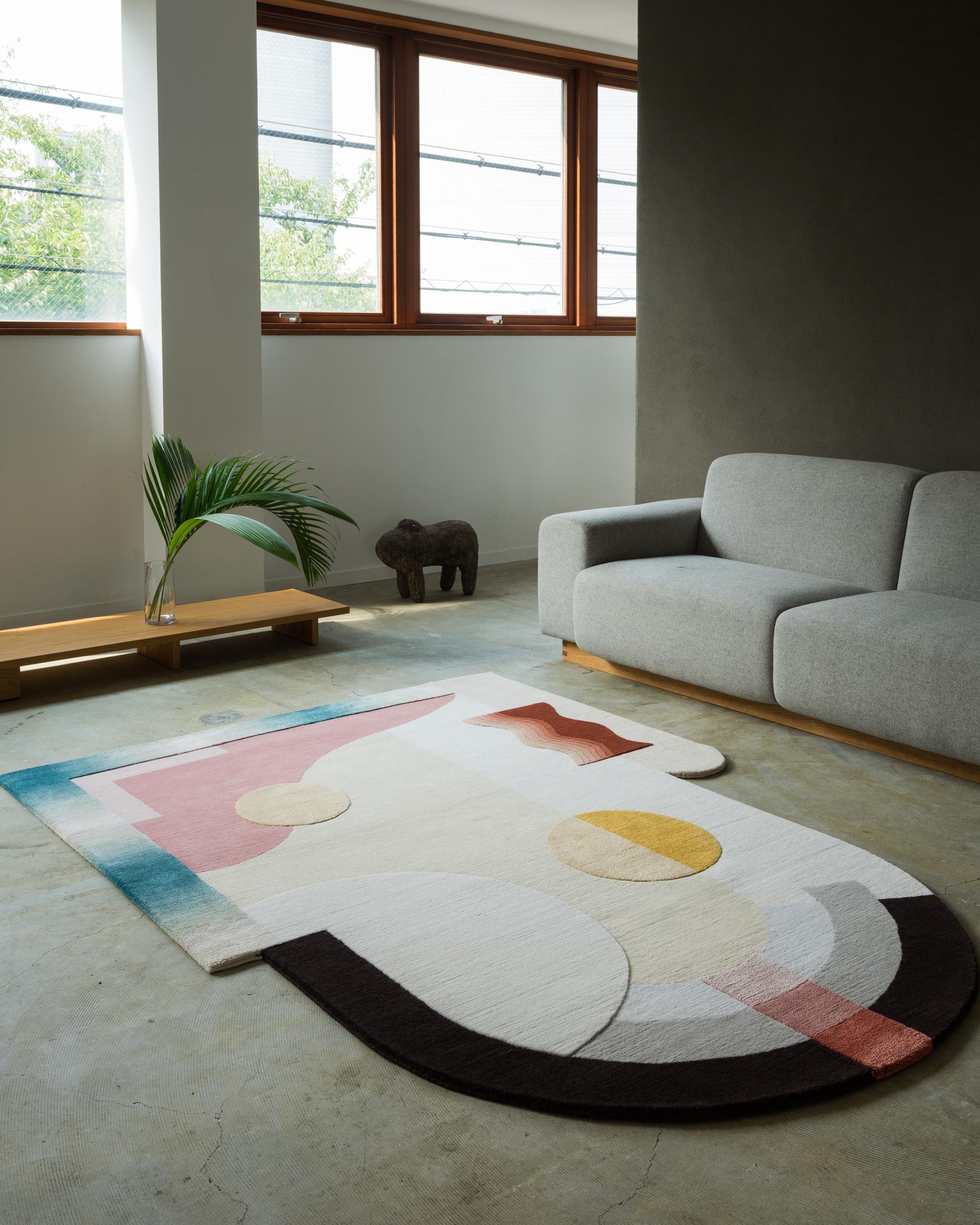 Questo tappeto unico in lana e seta dell'Himalaya, annodato a mano, riunisce geometrie e colori morbidi in una composizione accuratamente bilanciata. I dettagli vengono aggiunti intagliando la silhouette e il colore di ogni forma. I toni vibranti ma