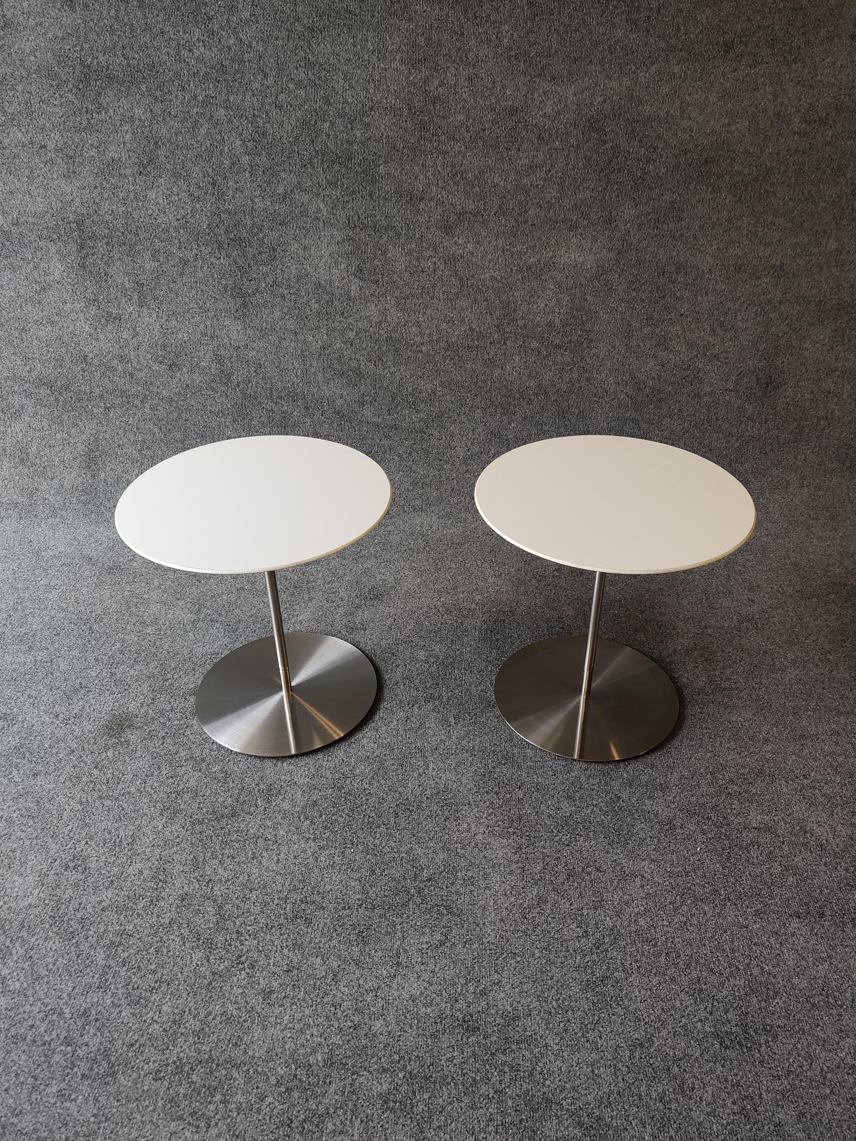 Paire de meubles d'appoint ou d'appoint conçus par Bernhardt Robb et fabriqués par Design/One. En stratifié blanc sur des bases en acier inoxydable. Des détails simples et subtils rendent ces tables merveilleusement pratiques. 

À propos de