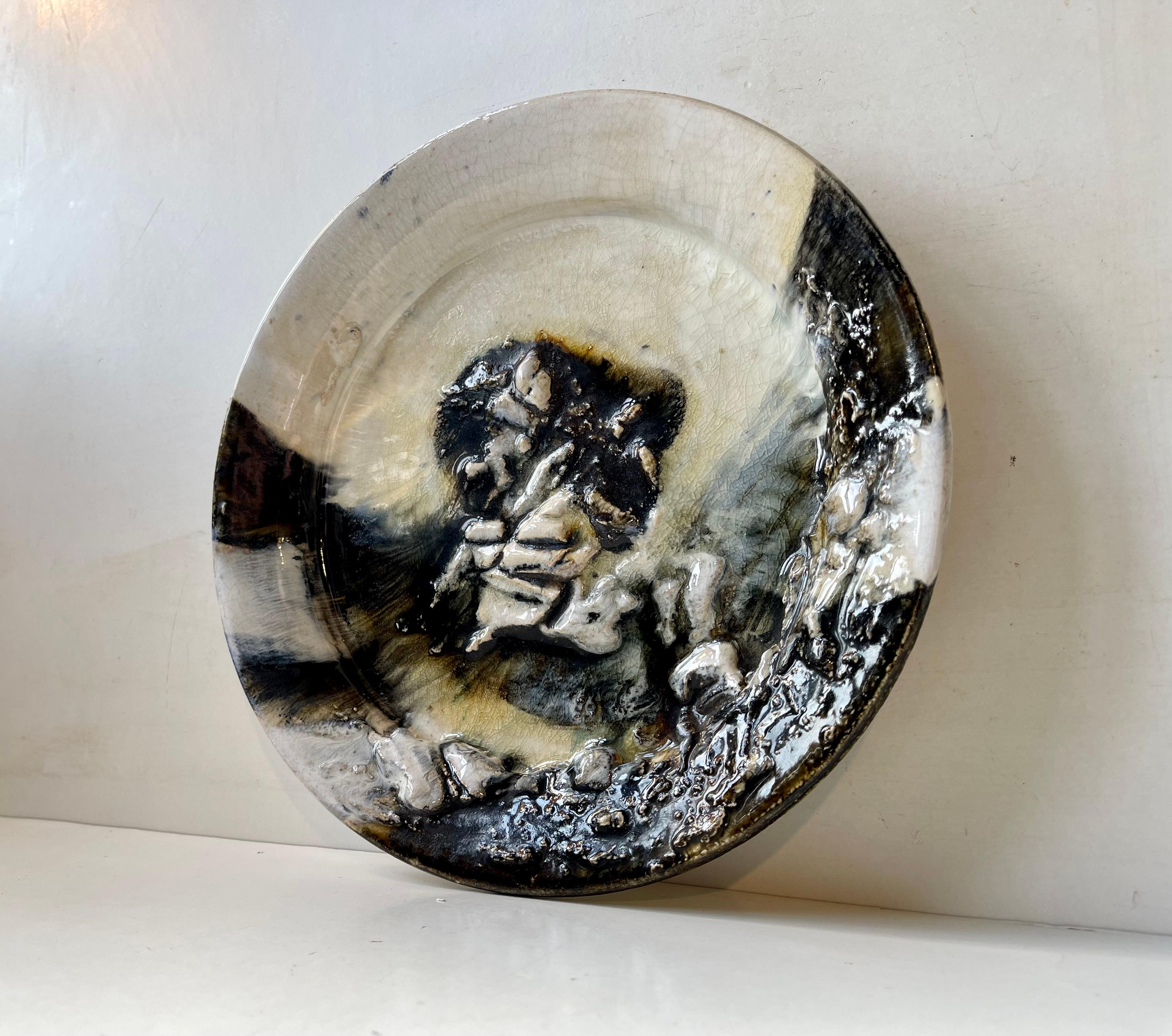 Brutalistische Keramikschale oder Kunstteller des dänischen Künstlers Jeppe Hagedorn-Olsen. Es handelt sich um ein Einzelstück, das 1984 in seiner eigenen Werkstatt entstand. Abstraktes, organisches, durchdringendes Motiv in mehreren Glasuren.