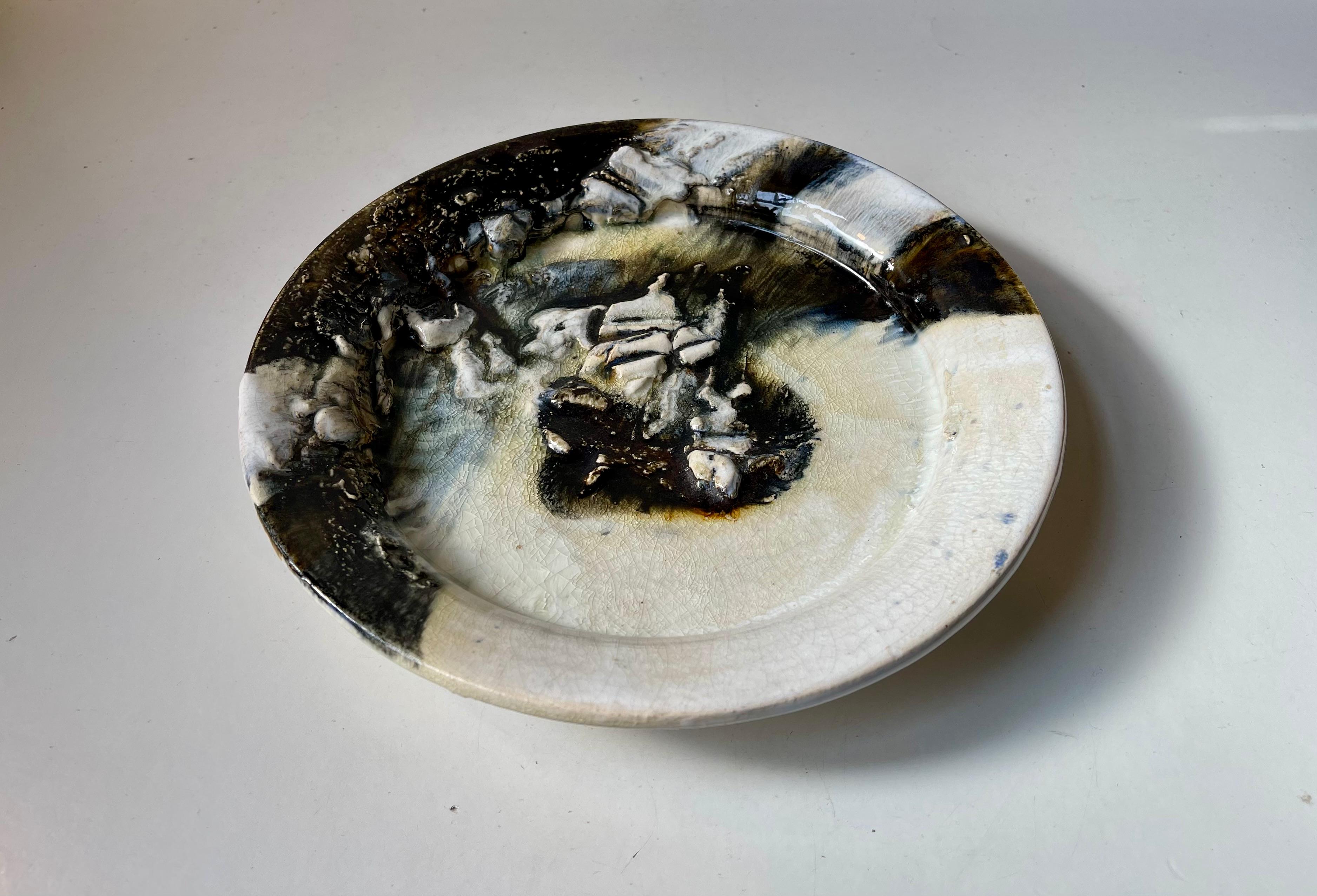 Vernissé Plat en céramique émaillée avec motif abstrait de Jeppe Hagedorn-Olsen en vente