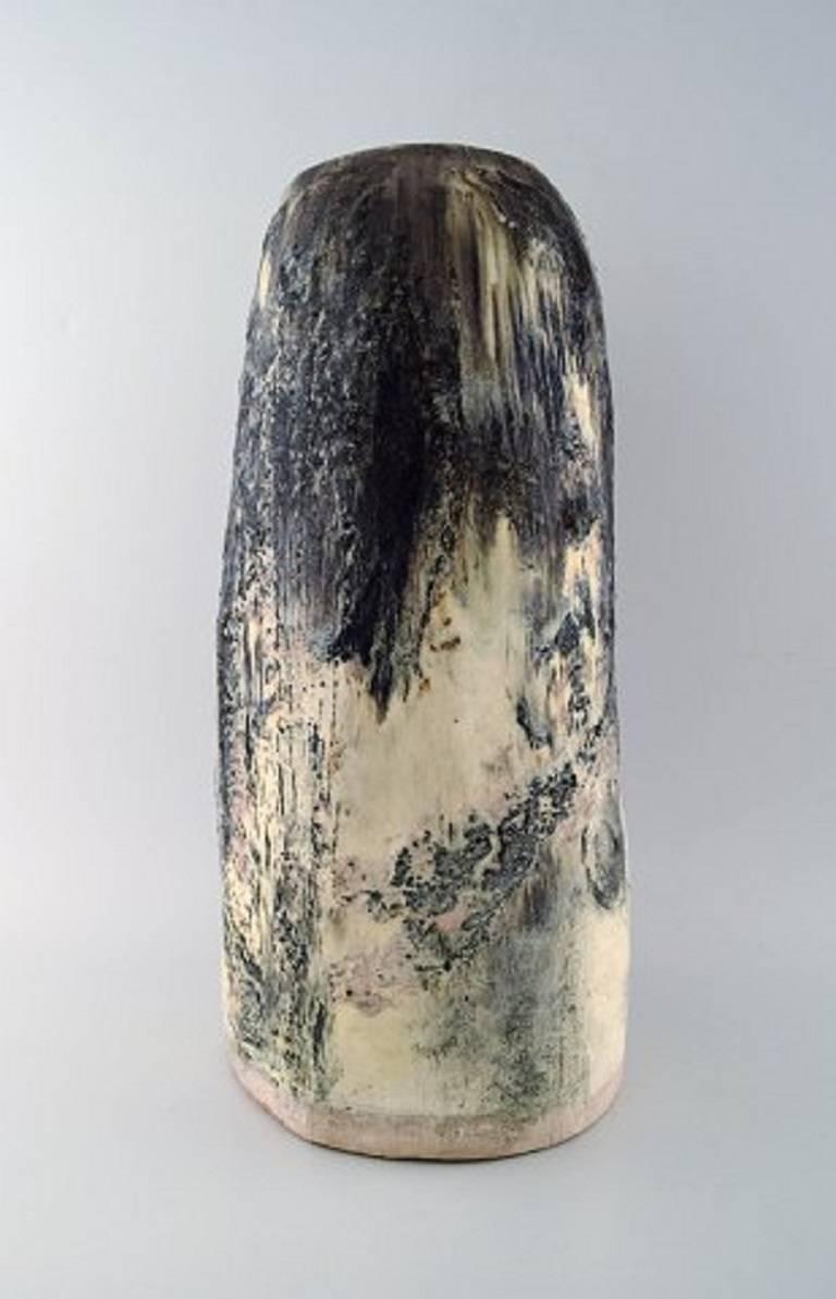 Jeppe Hagedorn-Olsen (1929-2011). Very large unique vase in ceramic, abstract motif.
In perfect condition.
Measures: 46 x 19 cm.
Signed.