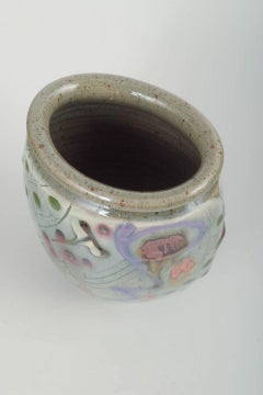 Jepson Pottery. Keramikvase mit dekorativem Relief und mit dem Pinsel aufgemalten Motiven