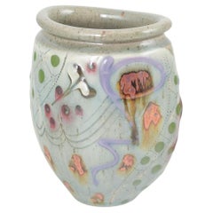 Jepson Pottery. Keramikvase mit dekorativem Relief und mit dem Pinsel aufgemalten Motiven