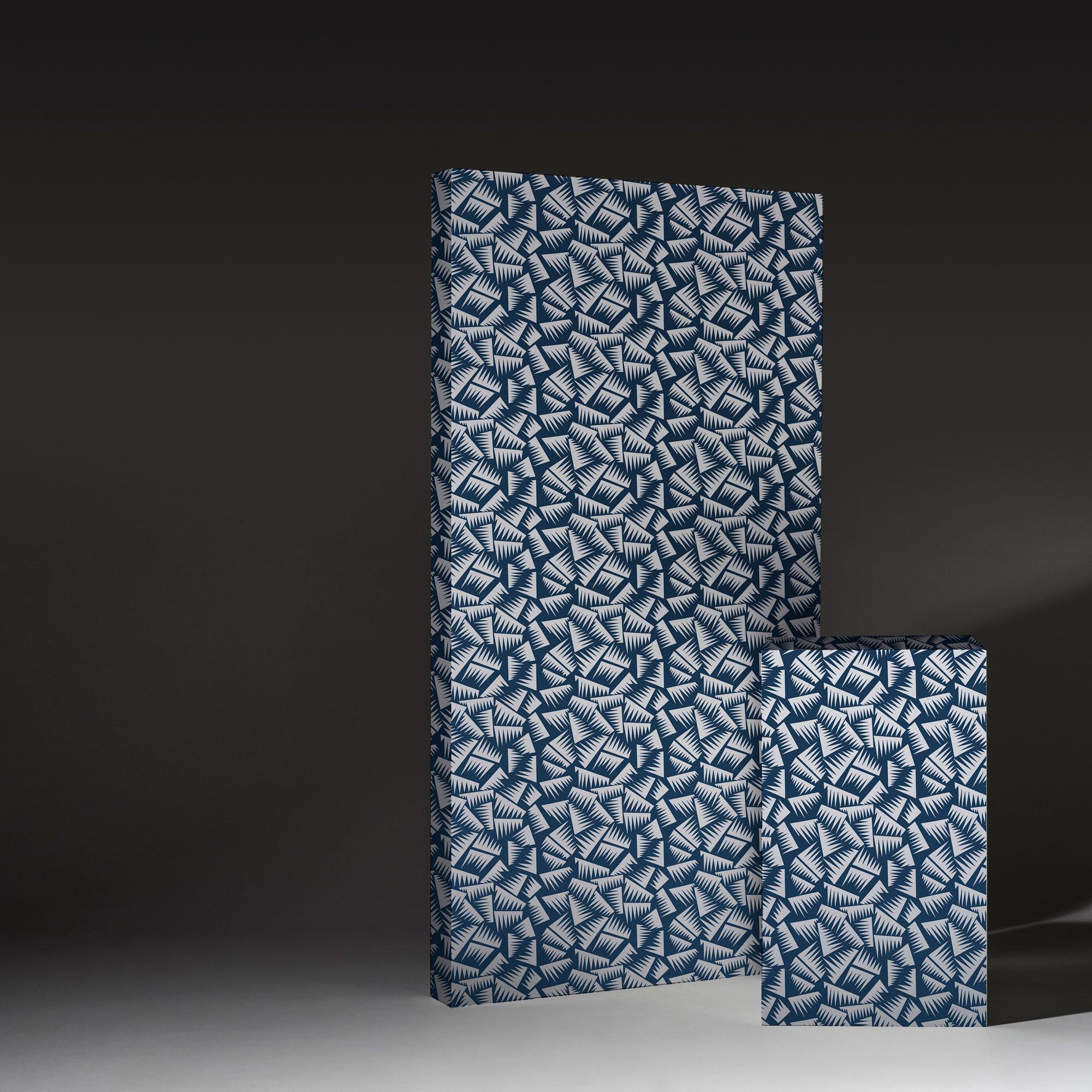 JER is a wallpaper. The pattern was designed during the roaring twenties by Art Déco superstar Jacques Emile Ruhlmann.
La Chance re edited this elegant and ultra-modern pattern and developed it in contemporary colors as well as in a classic
black