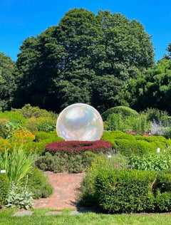 "Big Pearl" di Jerelyn Hanrahan, scultura contemporanea di grandi dimensioni per esterni