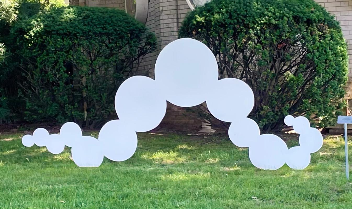 "Strand" von Jerelyn Hanrahan
Pulverbeschichtetes Aluminium mit eingegrabenem Stahlsockel

Jerelyn Hanrahan wuchs in Oyster Bay, New York, auf, und die Perlenform ist ein durchgängiges Konzept in ihrem bildhauerischen Werk. Die Künstlerin ist