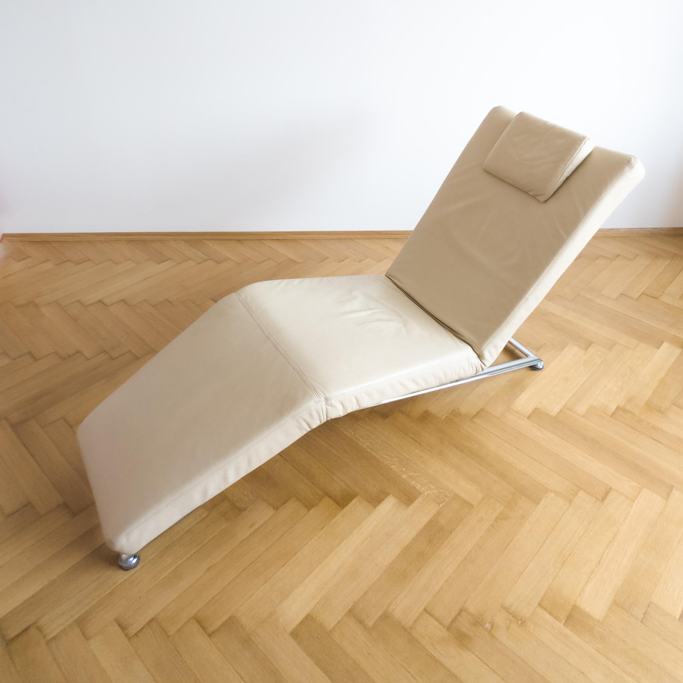 La chaise longue Jeremiah de Koinor est recouverte de cuir véritable de couleur crème et repose sur un cadre en métal argenté. Ils se caractérisent par un design minimaliste et des possibilités de réglage pratiques. Depuis plus de 65 ans, les