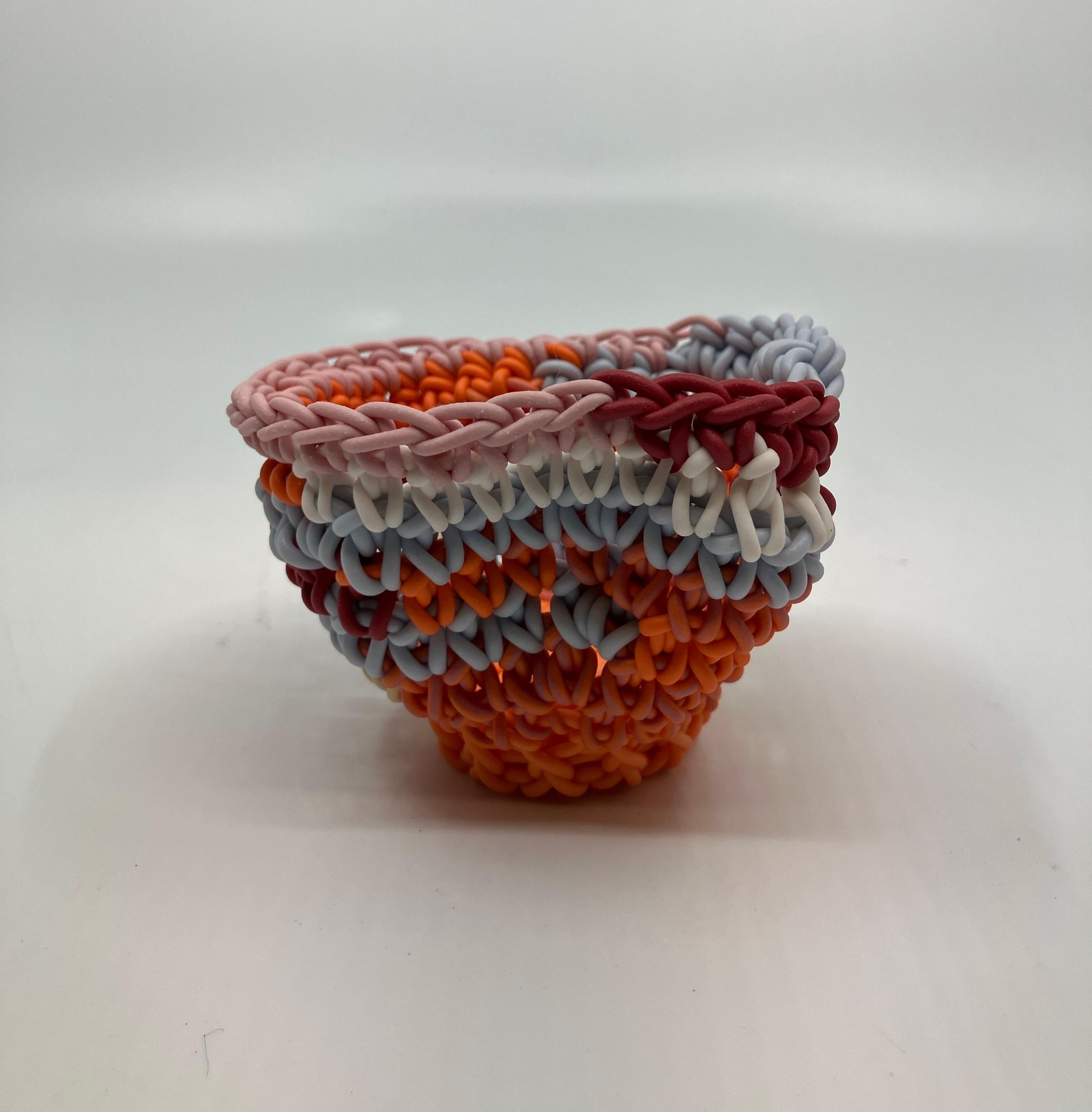 Escultura de cerámica tejida a mano, porcelana coloreada, taza de té, multicolor - Sculpture Contemporáneo de Jeremy Brooks