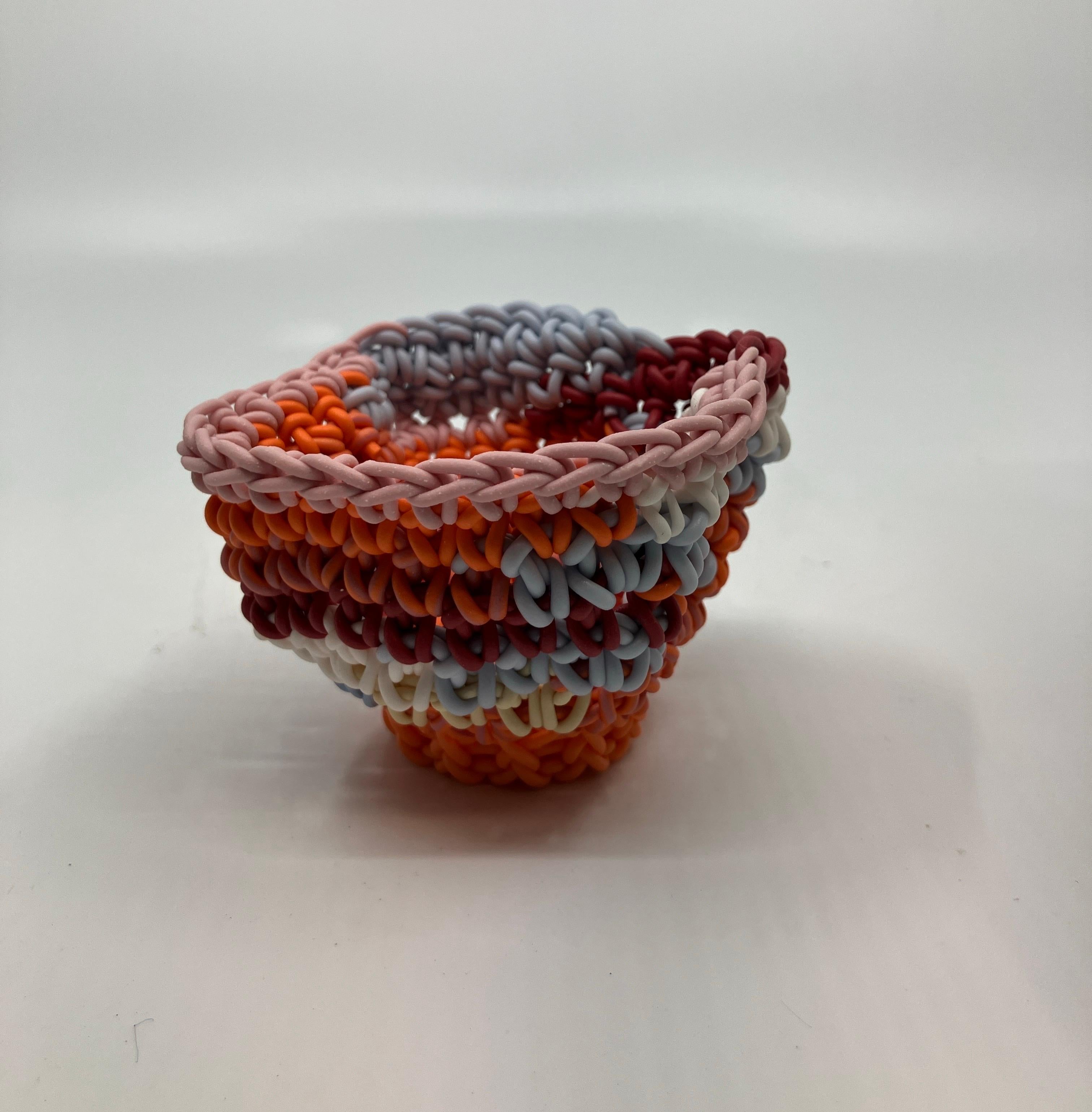 Escultura de cerámica tejida a mano, porcelana coloreada, taza de té, multicolor

Jeremy R. Brooks nació en Detroit, Michigan, en 1979. Se licenció en Bellas Artes por la Universidad Estatal de Grand Valley y obtuvo un máster en Bellas Artes por la