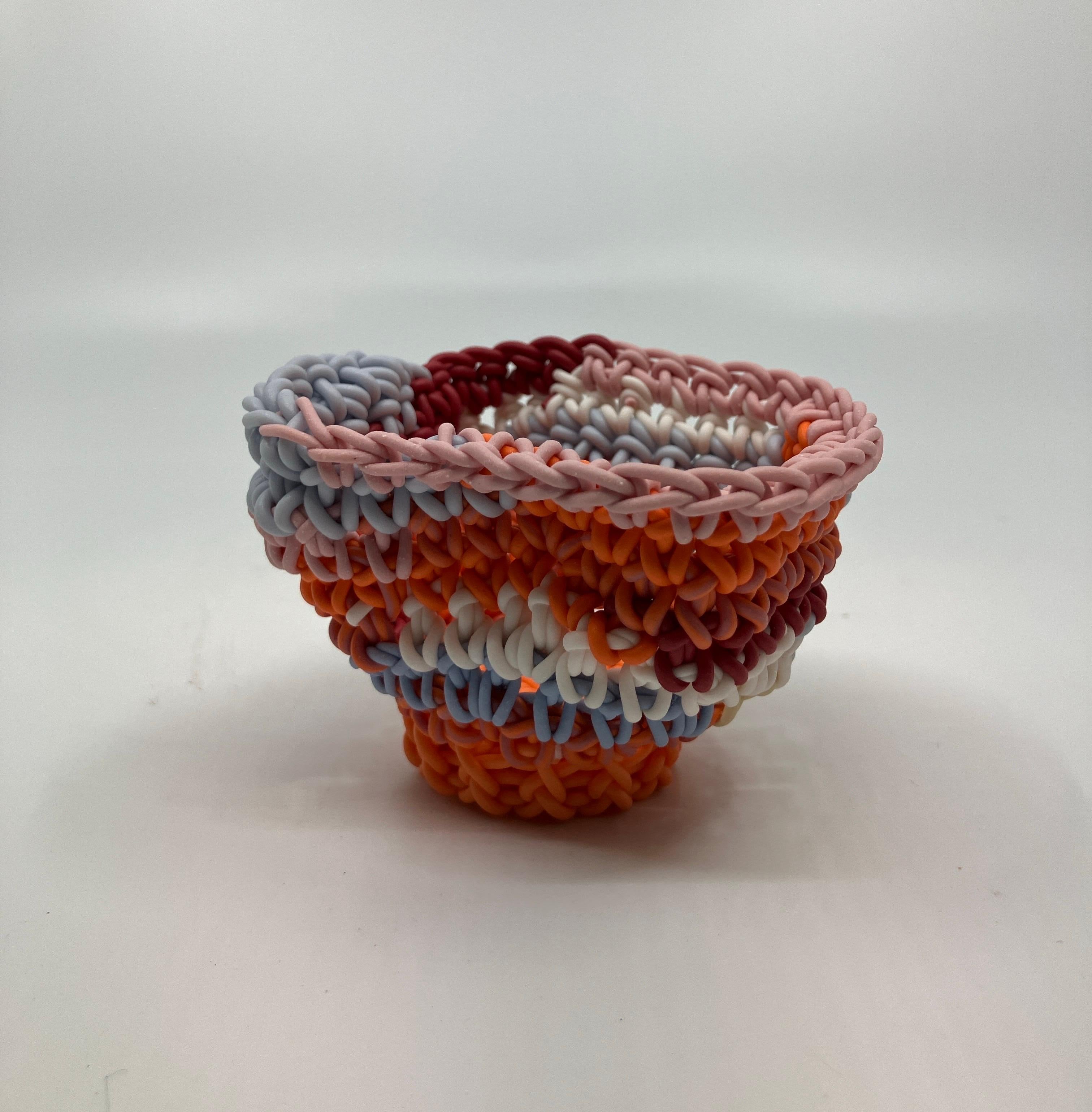Escultura de cerámica tejida a mano, porcelana coloreada, taza de té, multicolor en venta 1