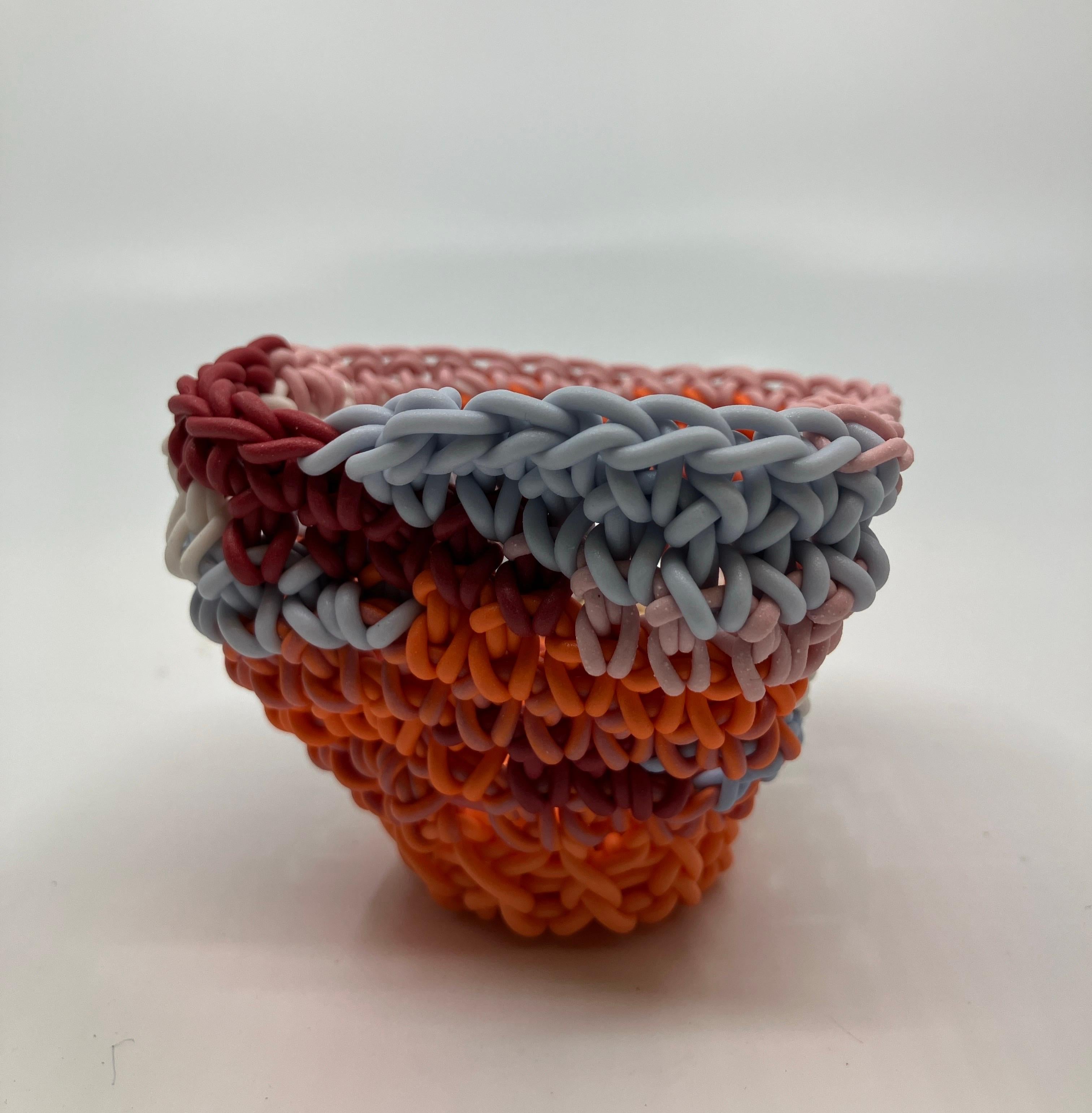 Escultura de cerámica tejida a mano, porcelana coloreada, taza de té, multicolor en venta 2