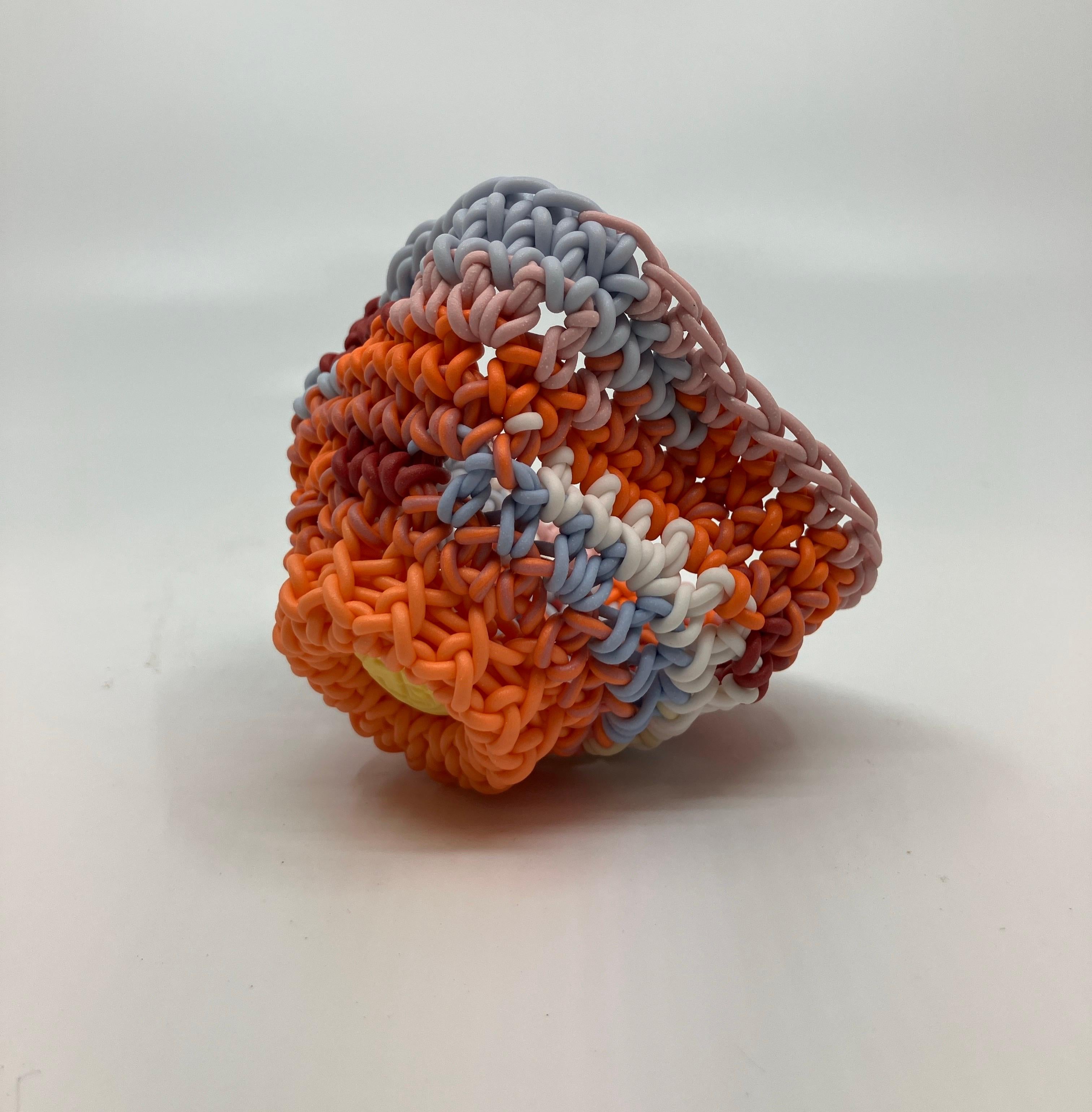 Escultura de cerámica tejida a mano, porcelana coloreada, taza de té, multicolor en venta 3