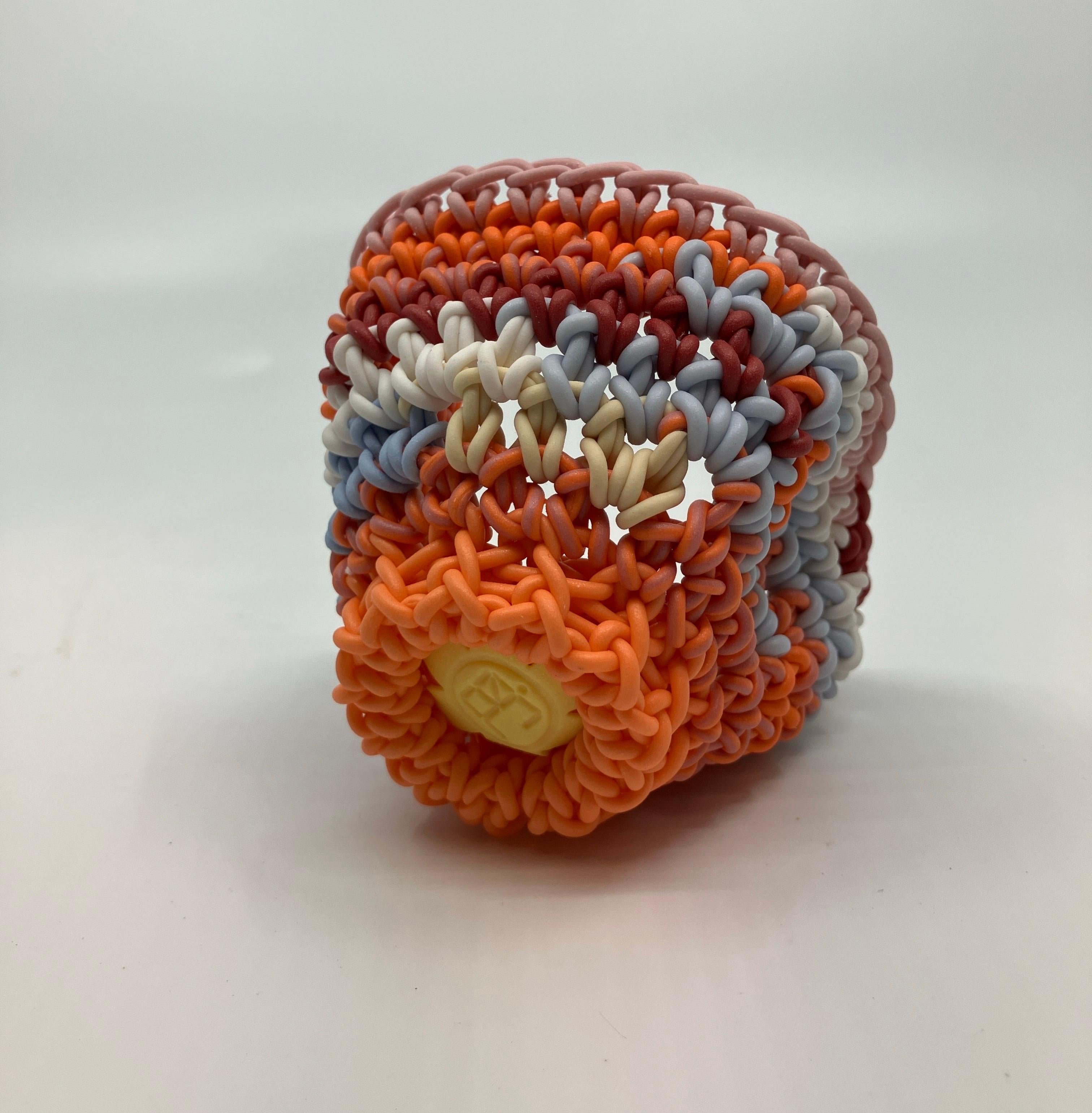 Escultura de cerámica tejida a mano, porcelana coloreada, taza de té, multicolor en venta 4