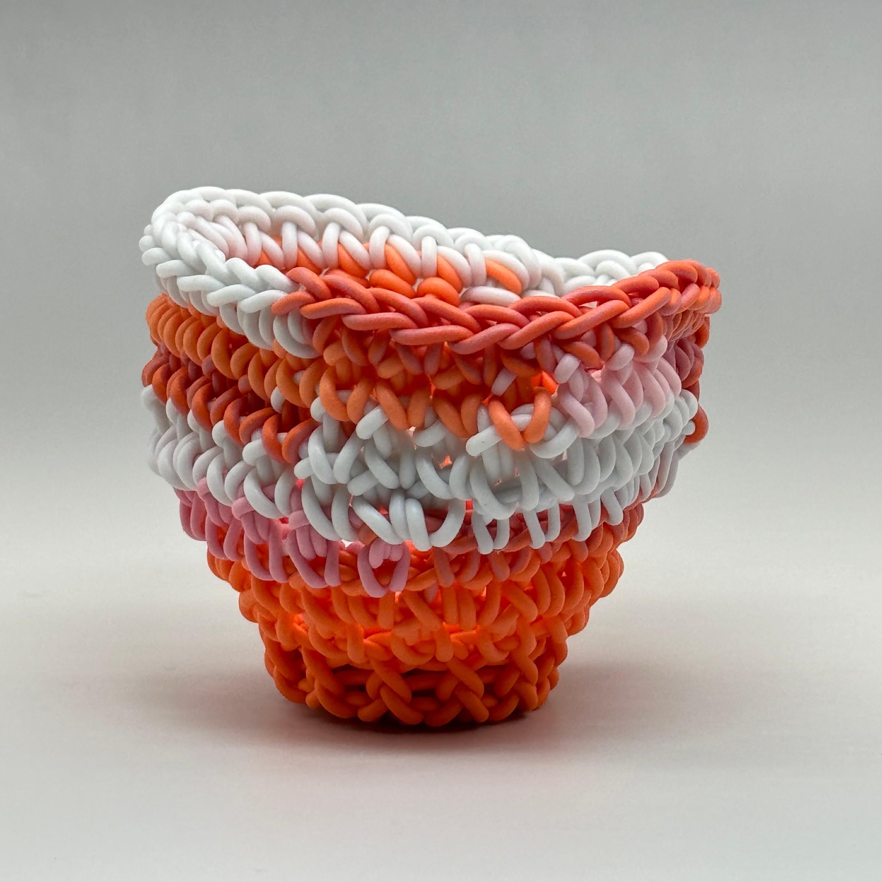 Handgehäkelte Keramik-Skulptur, Buntes Porzellan, Teetasse, mehrfarbig