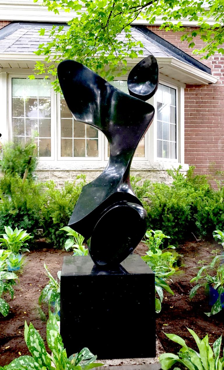 Schwarzer Granit mit glatter Oberfläche wurde von Jeremy Guy zu einer eleganten und klassischen Darstellung einer menschlichen Figur bearbeitet und geformt. Das formalistische Spiel von positivem und negativem Raum zeigt eine Inspiration durch das