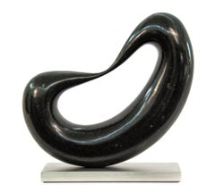 Bridge No. 3 3/50 - sculpture en granit noir, sombre, lisse, poli et abstrait