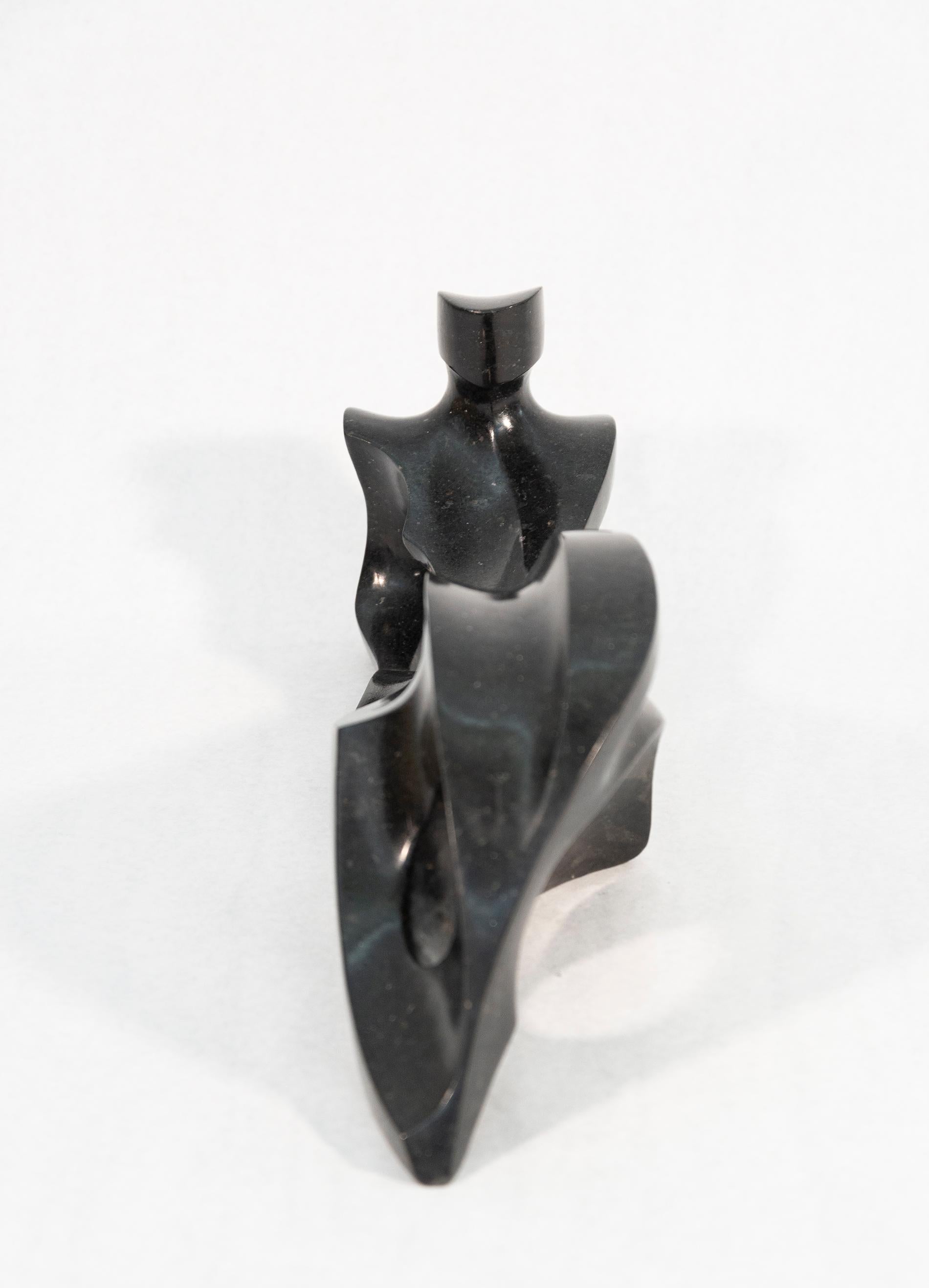 Elegant und zeitgemäß zugleich ist diese erhabene Skulptur einer liegenden Figur von Jeremy Guy. Das aus schwarzem Granit gemeißelte und zu einer glatten, samtartigen Oberfläche geschliffene Motiv ist klassisch. Guys Einflüsse - die bemerkenswerten