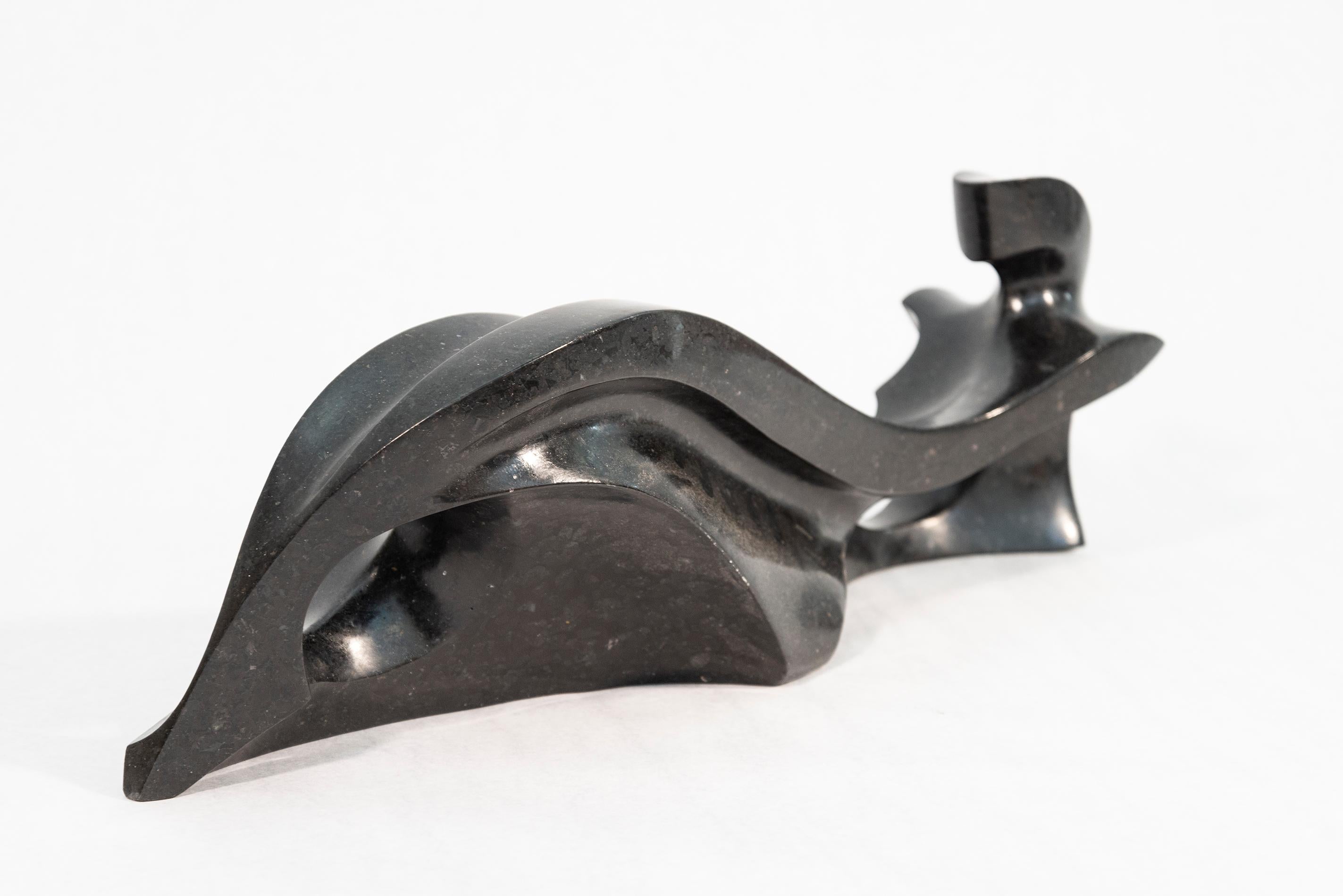 Celeste 2/50 - escultura de sobremesa de granito negro de ingeniería, lisa y figurativa en venta 1