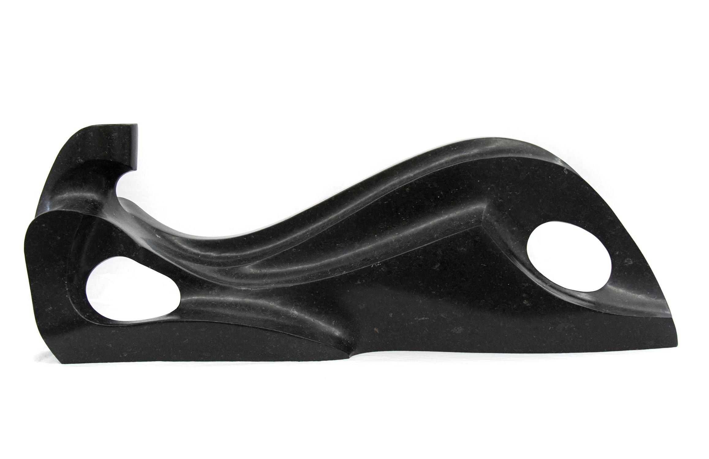 Celeste 2/50 - glatter, figurativer, konstruierter schwarzer Granit, Tischskulptur – Sculpture von Jeremy Guy