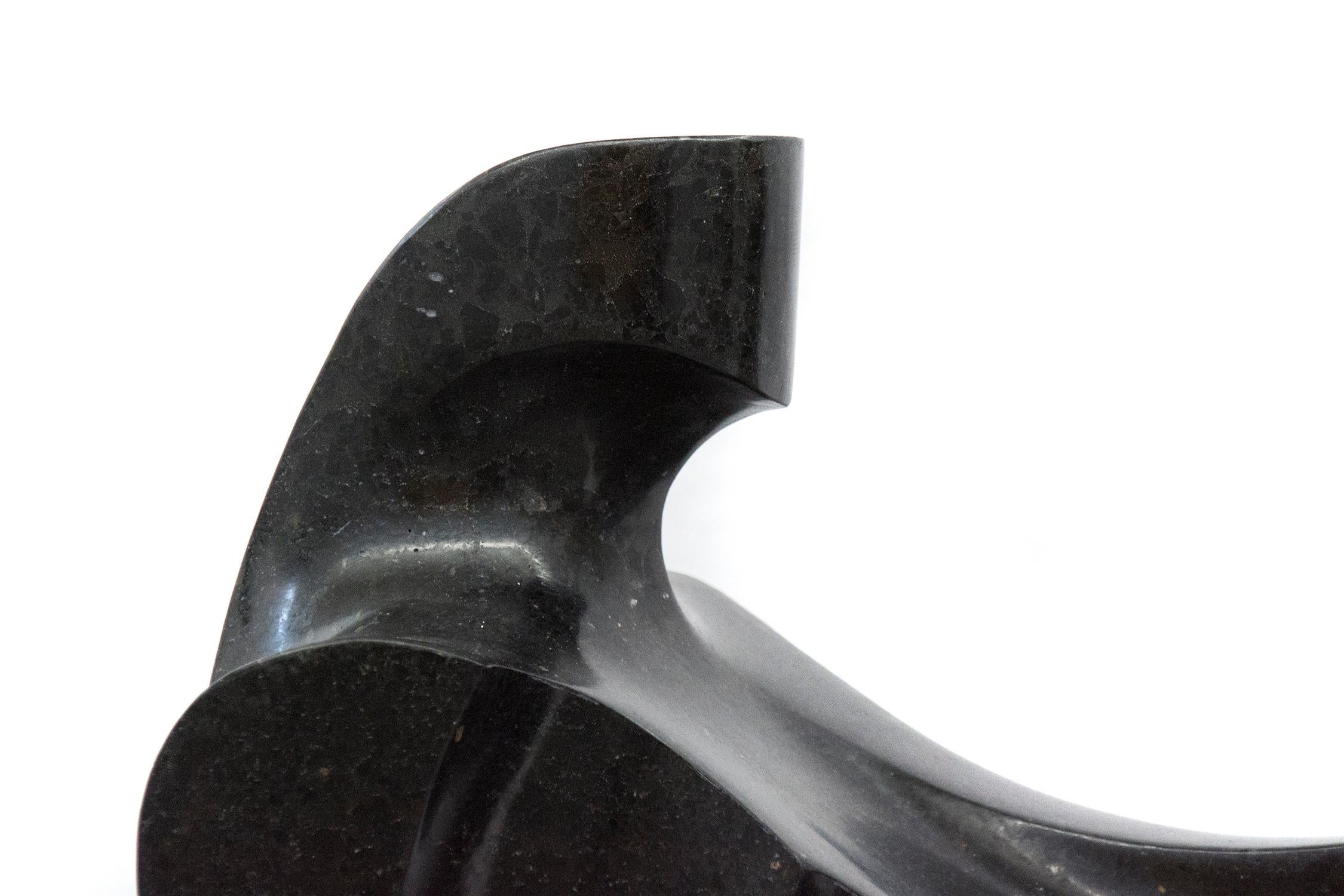Schwarzer Granit mit glatter Oberfläche wurde bei dieser Skulptur von Jeremy Guy zu einer eleganten, modernen Darstellung einer liegenden Figur verarbeitet. Das Spiel von Raum und Form verändert sich, wenn sich der Betrachter und das Licht um dieses