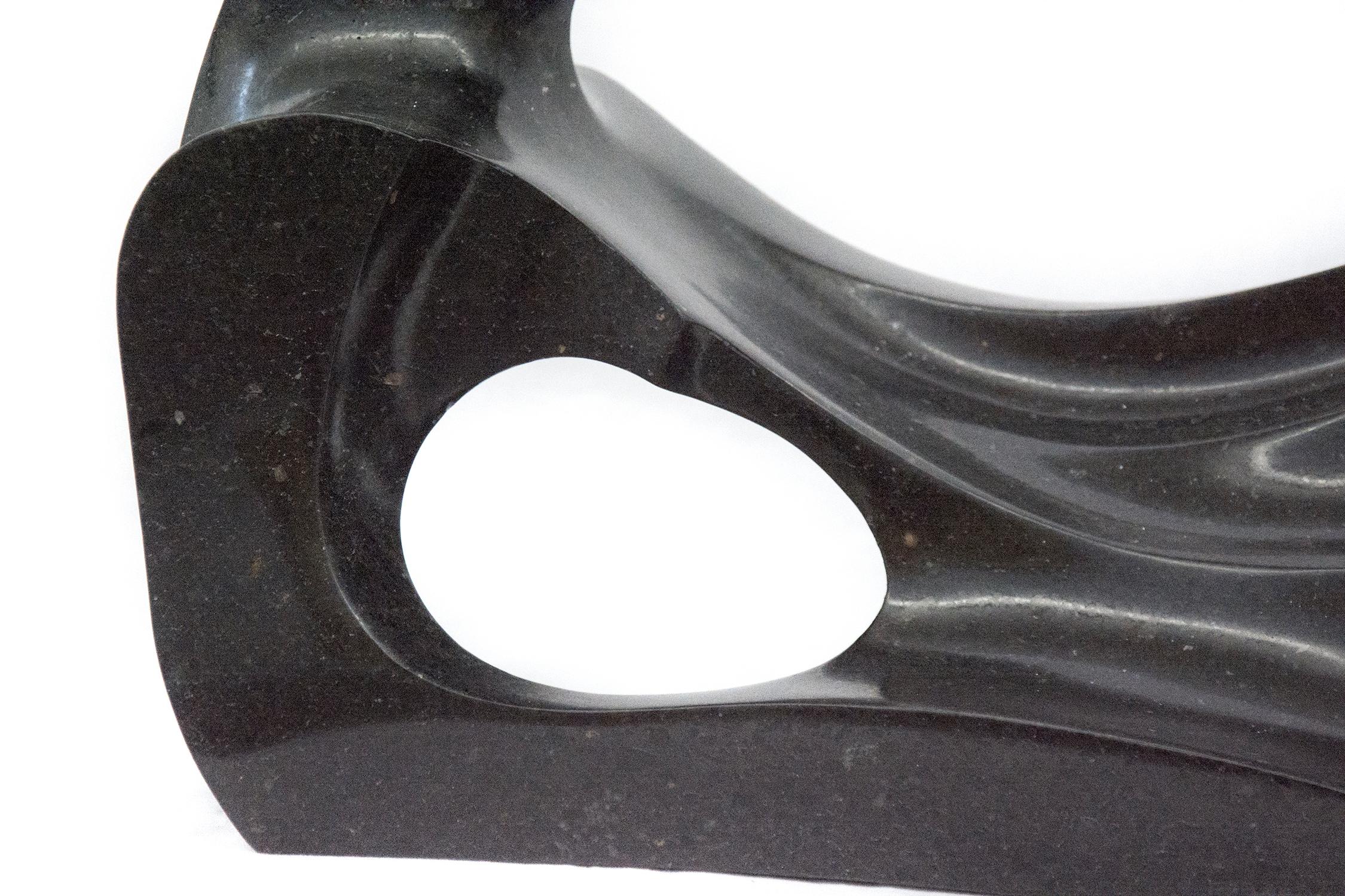 Celeste, Liegende Figur 5/50 - glatt, Granit, figurativ, Tischplastik (Schwarz), Figurative Sculpture, von Jeremy Guy