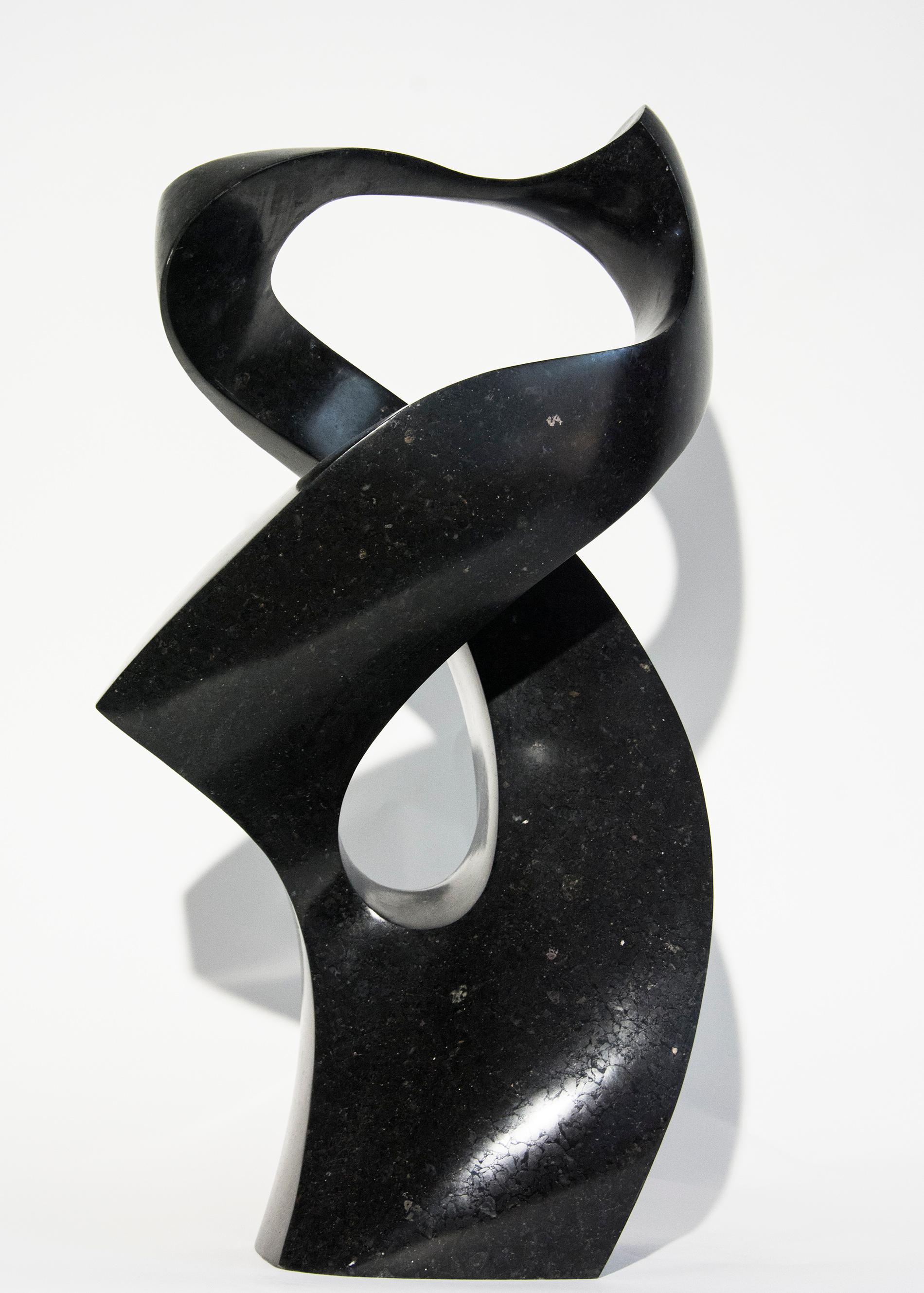 Embrace 4/50 - sculpture en granit noir, sombre, lisse, polie et abstraite
