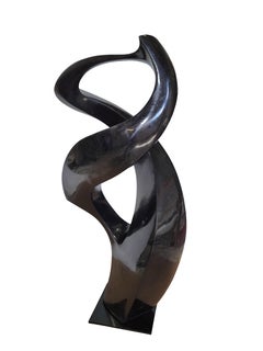 Embrace 52 - Escultura abstracta de granito negro, edición limitada de 50 unidades