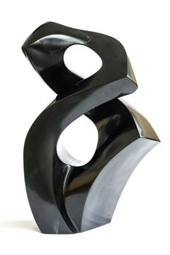 Petite sculpture en marbre noir abstrait, lisse et polie, Embrace