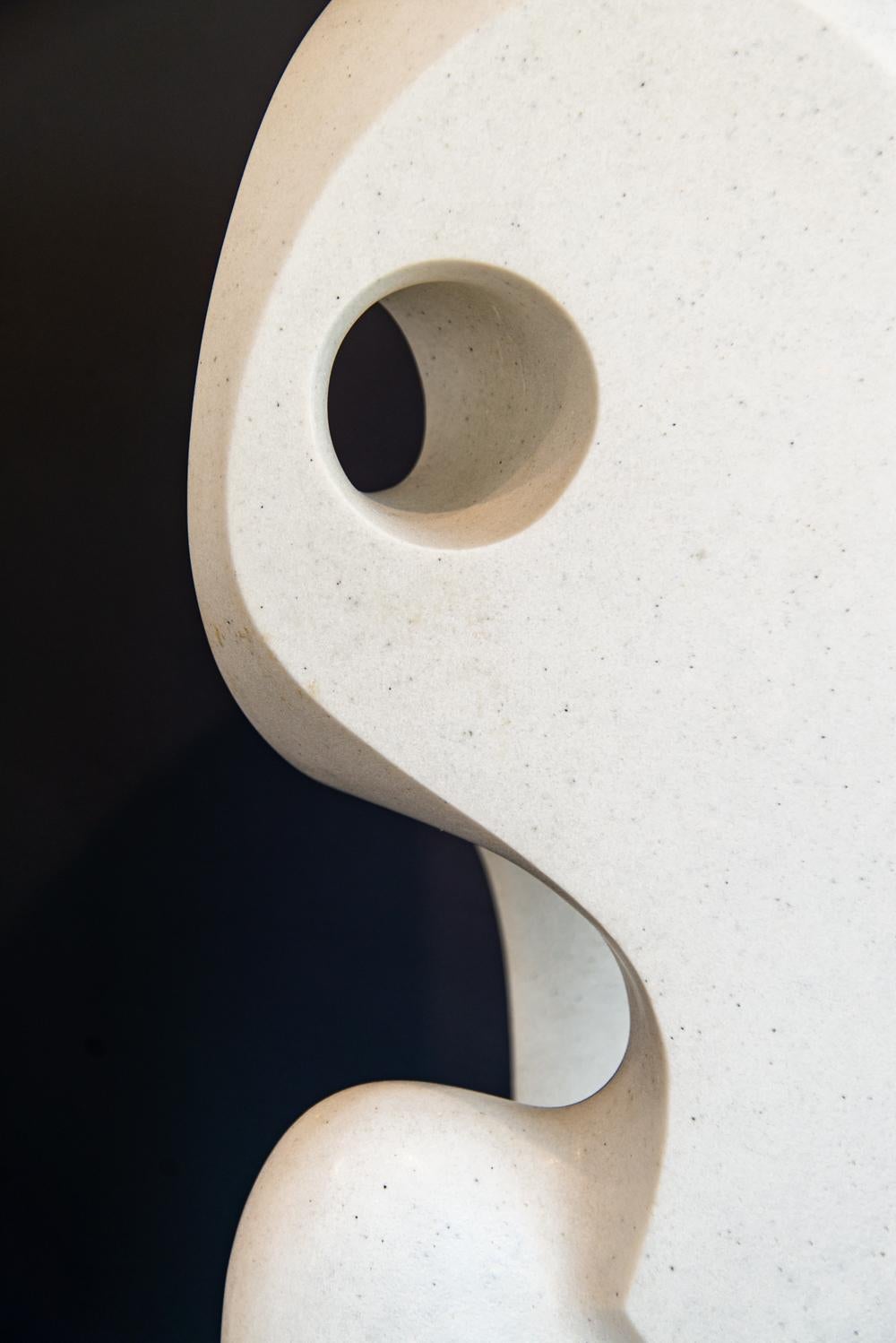 Heron 5/50 - glatte, polierte, abstrahierte figurative Skulptur aus weißem Marmor im Angebot 5