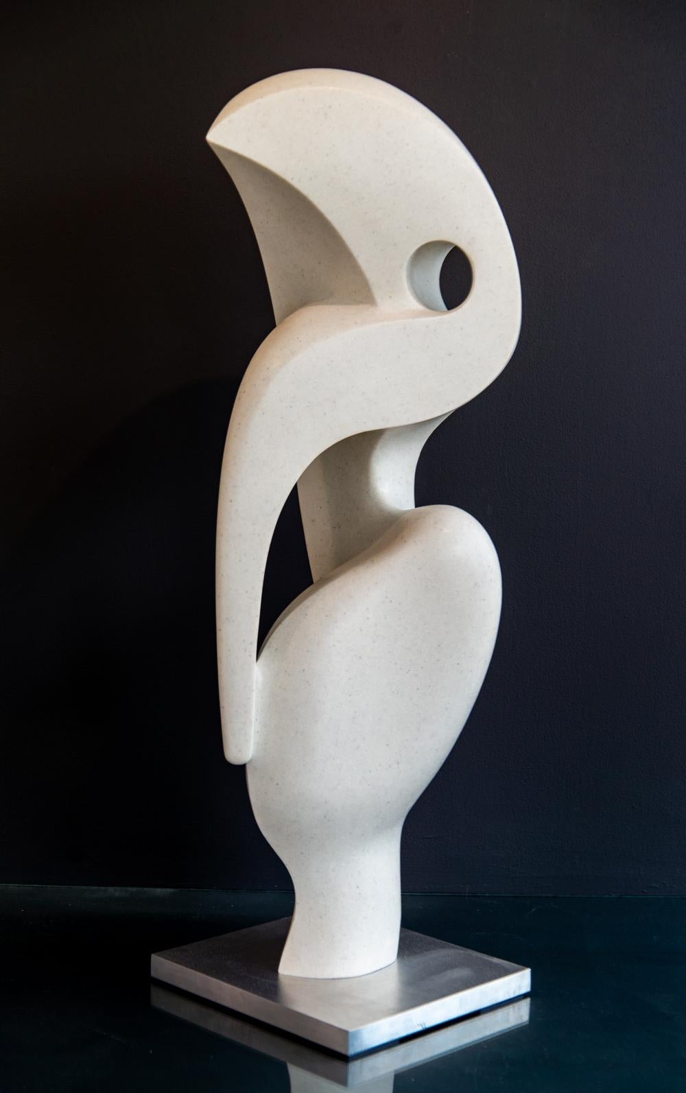 Heron 5/50 - glatte, polierte, abstrahierte figurative Skulptur aus weißem Marmor – Sculpture von Jeremy Guy