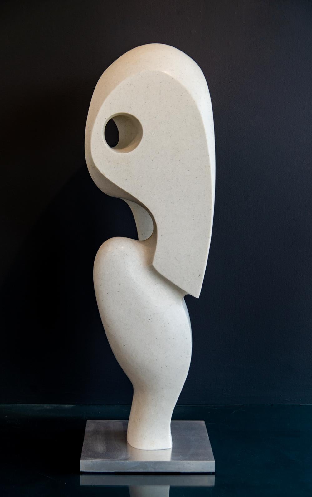 Heron 5/50 - glatte, polierte, abstrahierte figurative Skulptur aus weißem Marmor (Grau), Abstract Sculpture, von Jeremy Guy