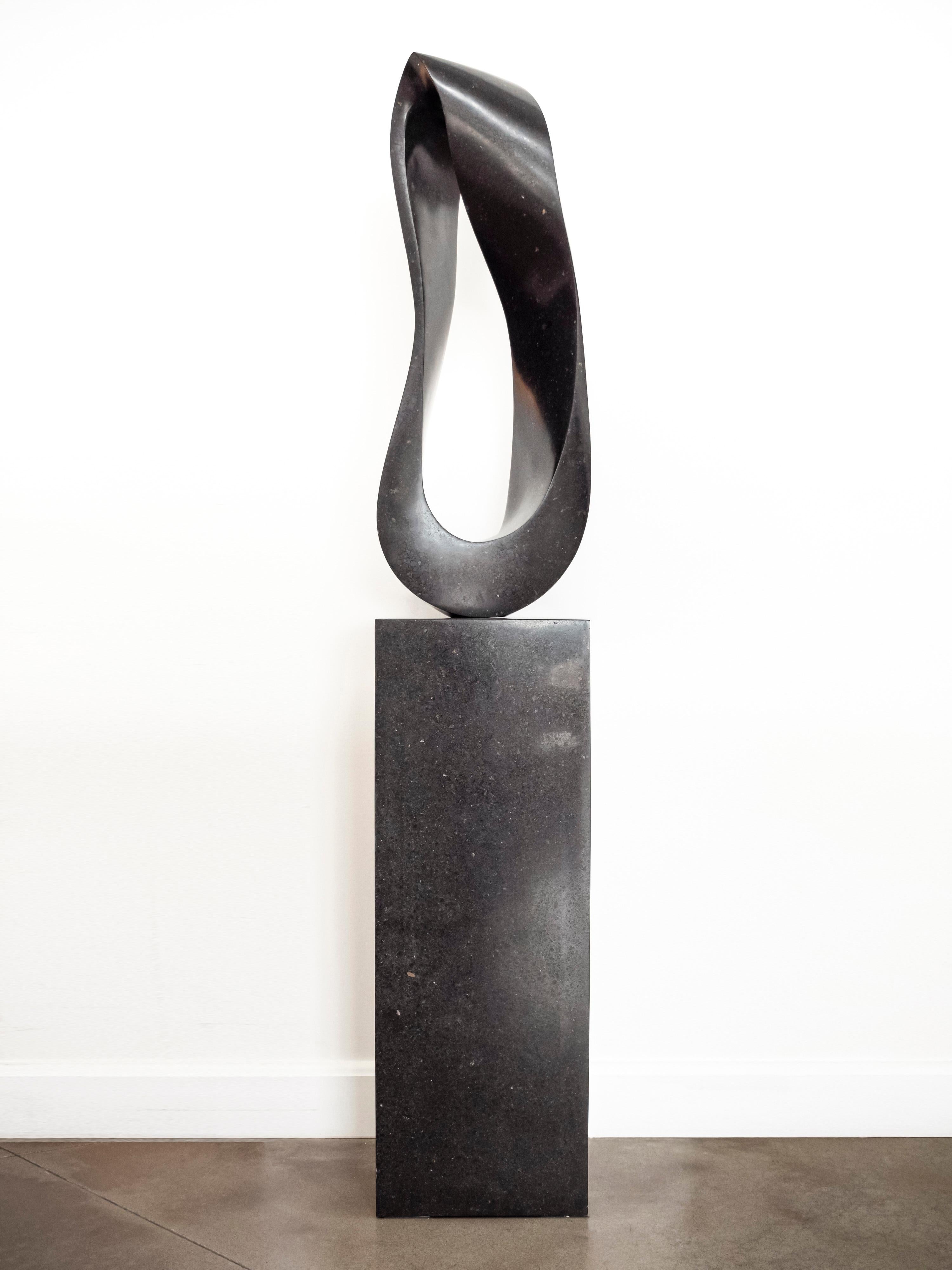 Mobius H3 14/50 - granito negro, liso y elegante, escultura abstracta sobre zócalo - Sculpture de Jeremy Guy