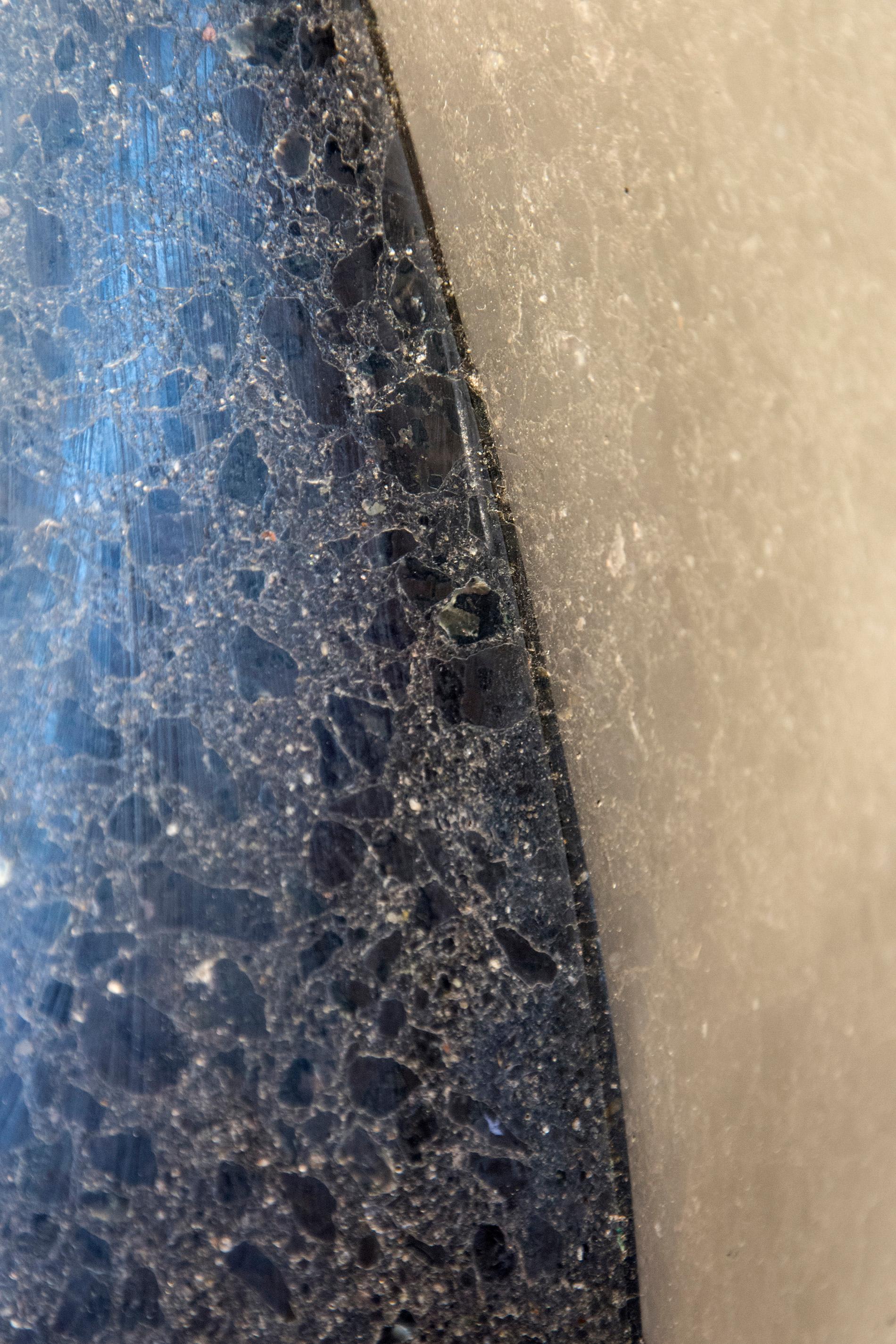 Mobius H3 14/50 - granito negro, liso y elegante, escultura abstracta sobre zócalo en venta 2