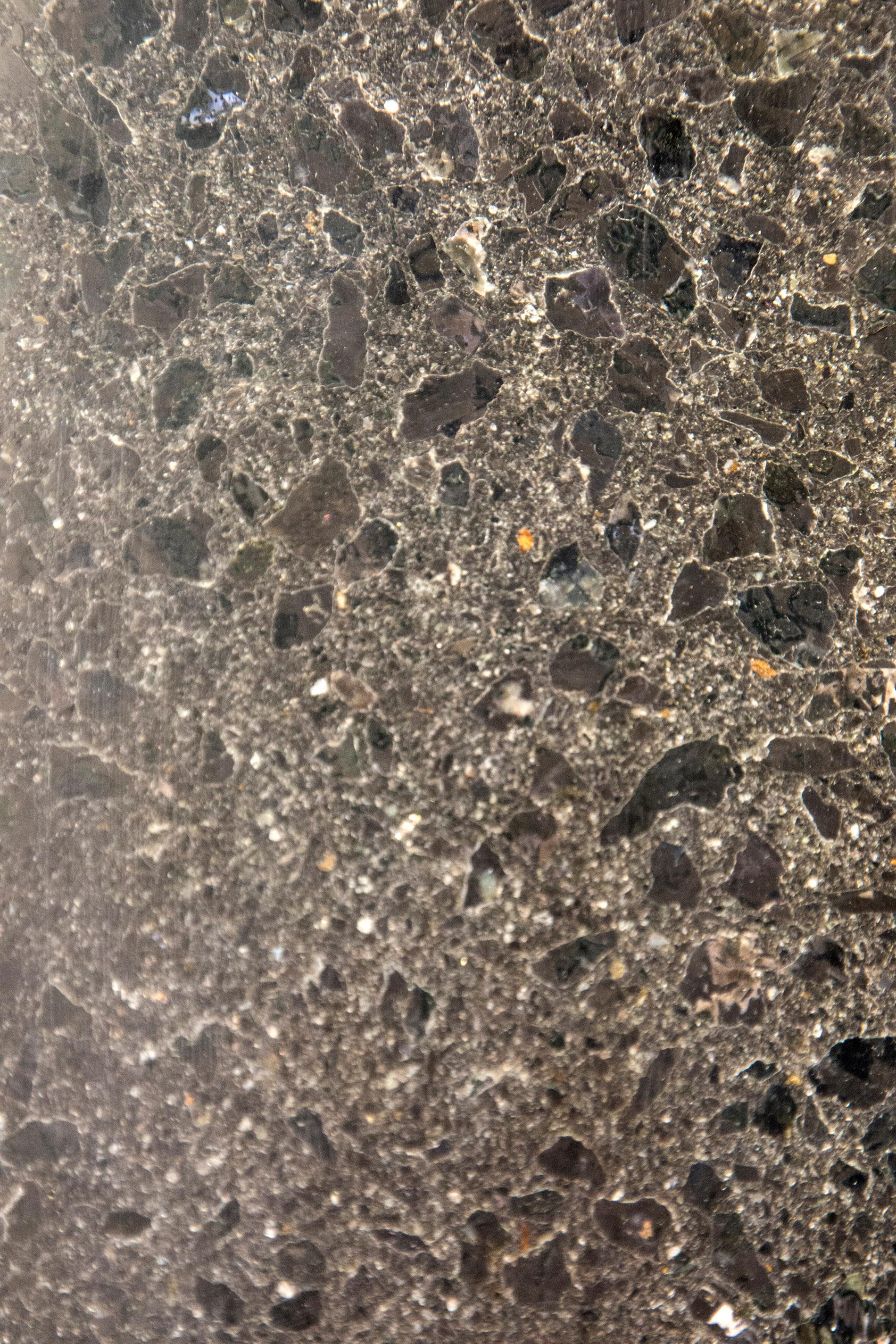 Mobius H3 14/50 - granito negro, liso y elegante, escultura abstracta sobre zócalo en venta 3