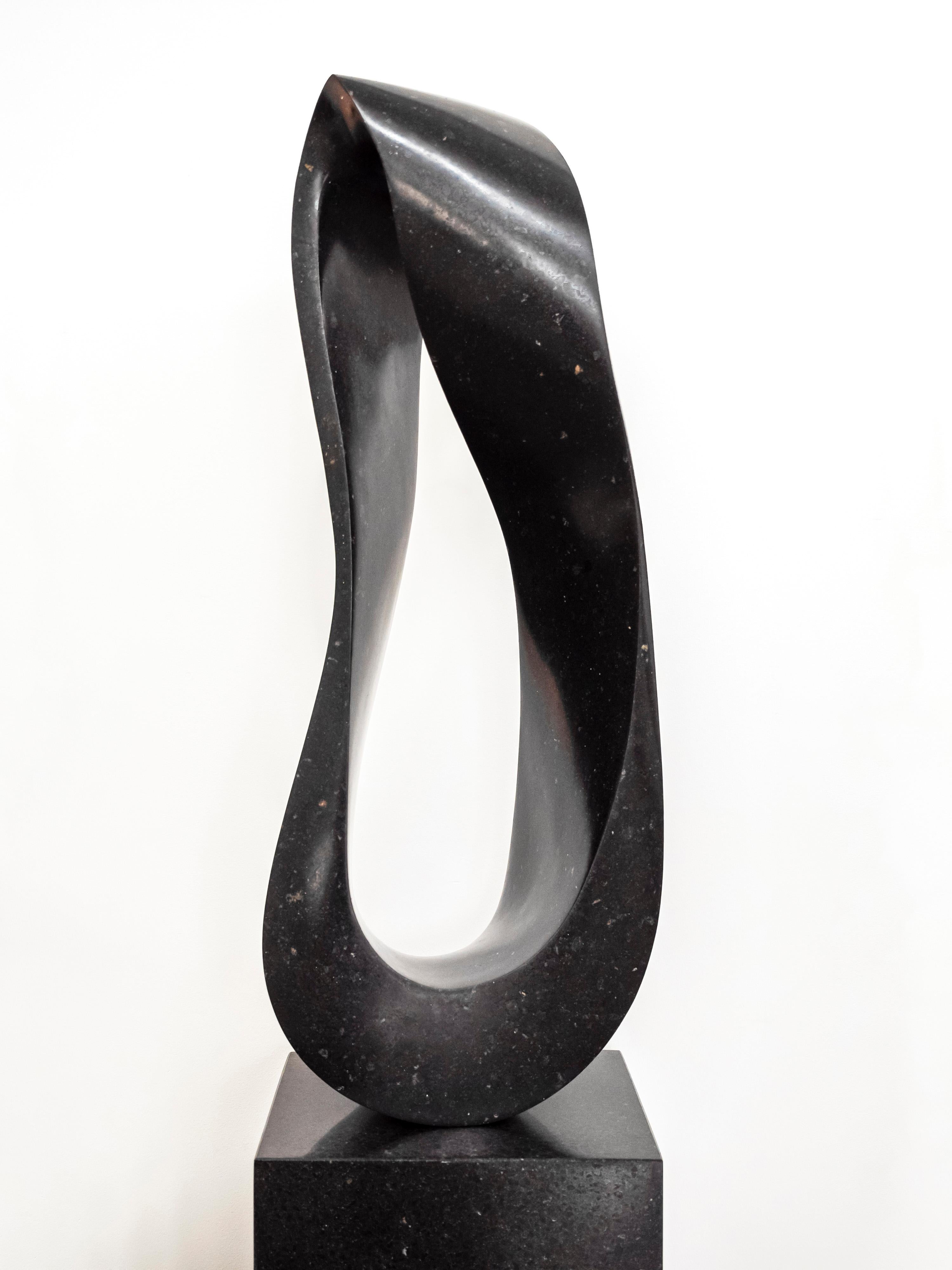 Abstract Sculpture de Jeremy Guy - Mobius H3 14/50 - granito negro, liso y elegante, escultura abstracta sobre zócalo