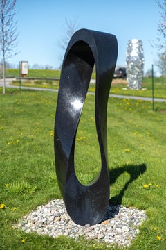 Mobius H6 25/50 - scultura astratta da esterno di grandi dimensioni, liscia, in granito nero
