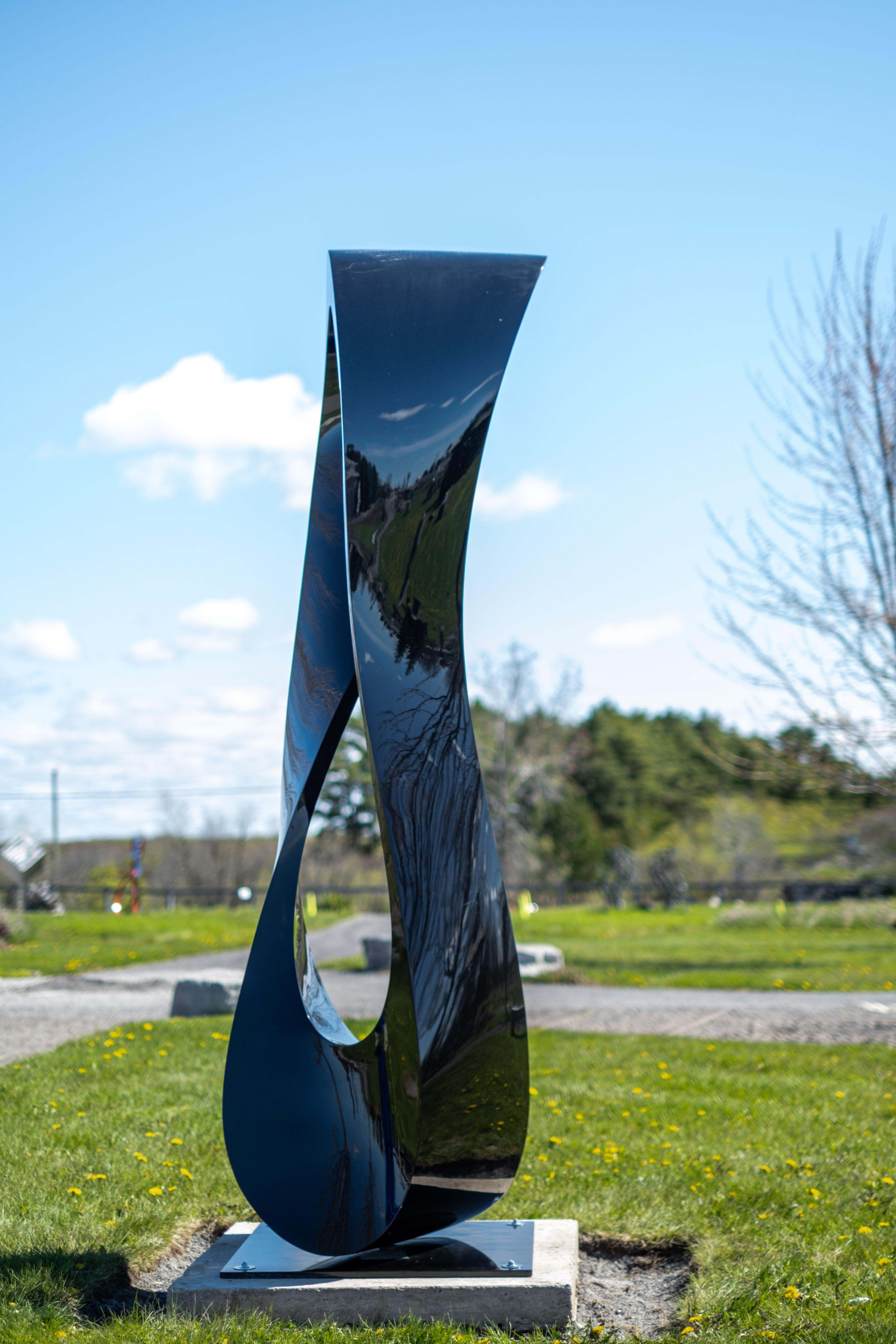 Mobius H8 peint en acier inoxydable noir - contemporain, abstrait, sculpture - Abstrait Sculpture par Jeremy Guy