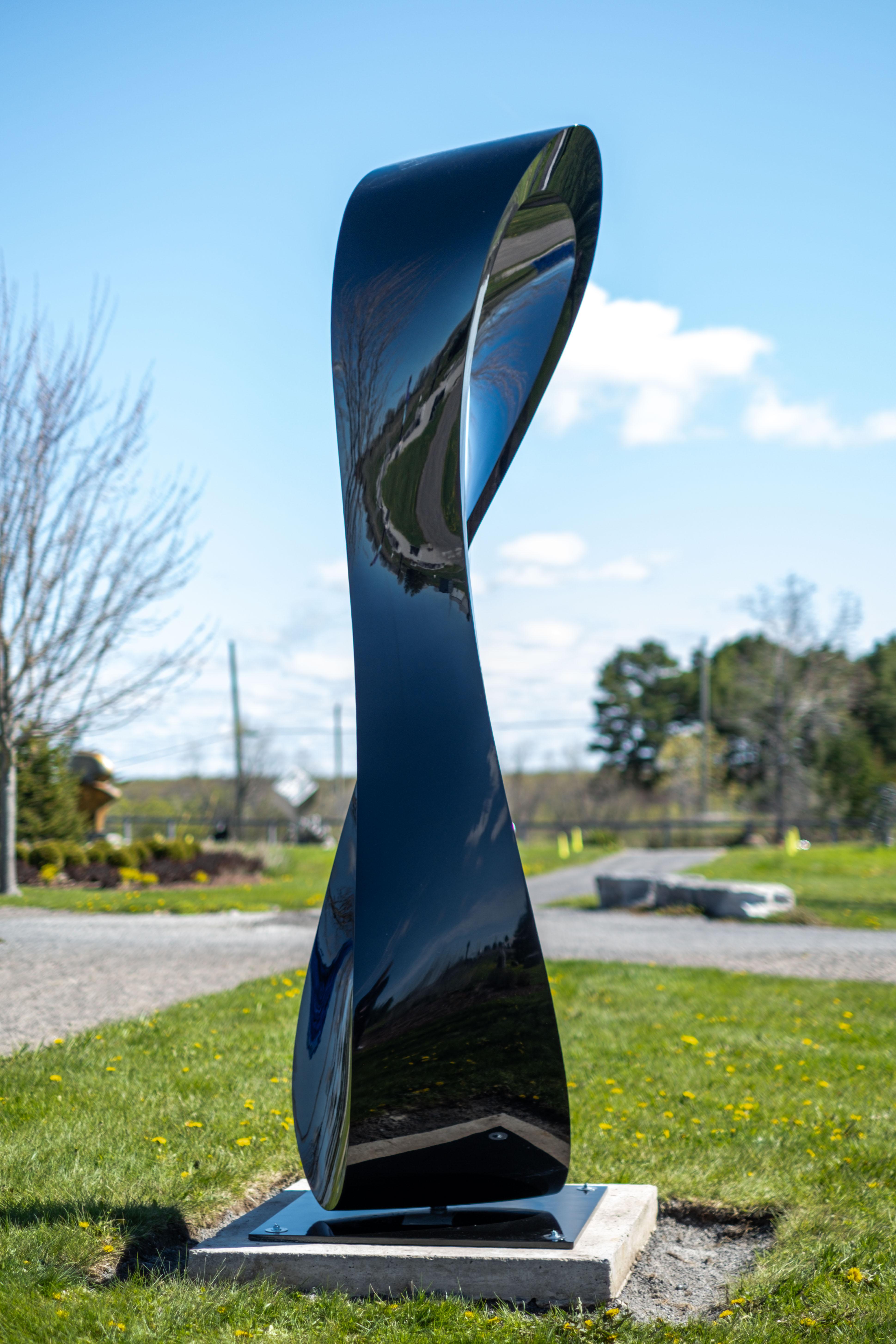 Cette grande sculpture abstraite d'extérieur de Jeremy Guy est forgée à la main à partir d'acier inoxydable et finie en noir brillant. Les courbes élégantes et frappantes des sculptures contemporaines de Guy ornent les sols de nombreux pays dans le