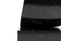 Mobius Minor 1/50 - escultura oscura, lisa, pulida, abstracta, de granito negro