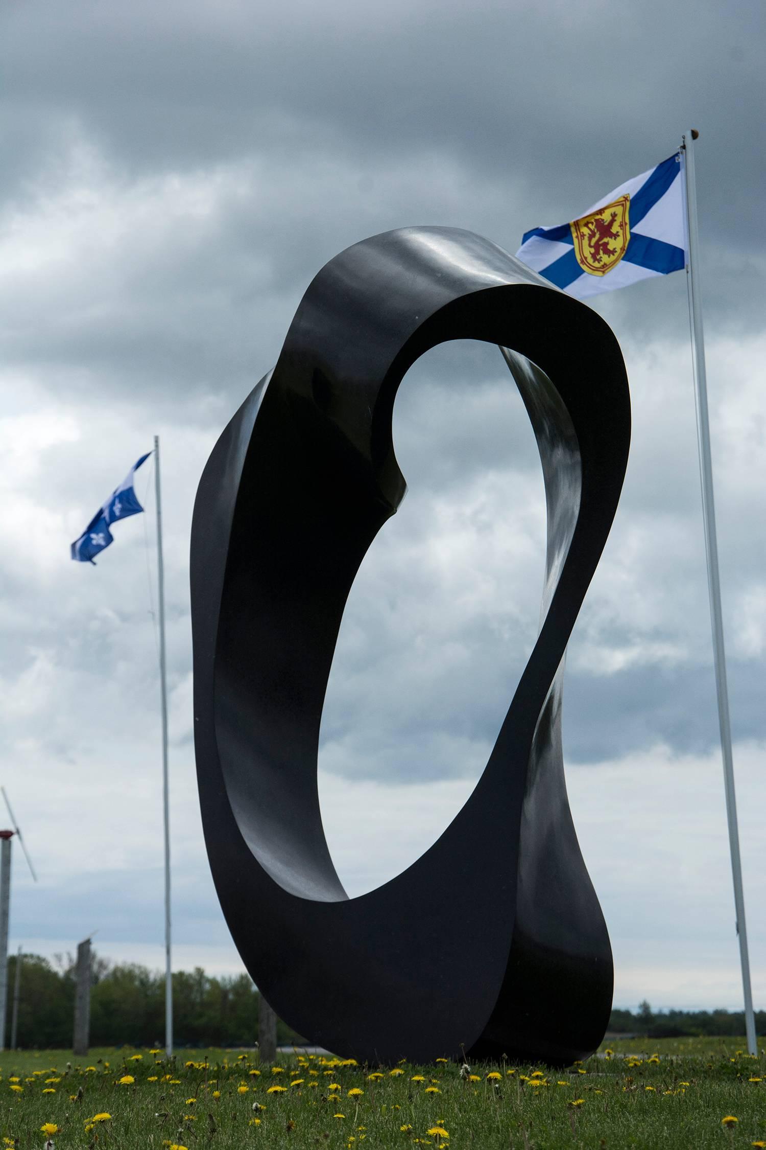 Murmuración - Escultura exterior de granito negro, liso y pulido, de grandes dimensiones en venta 1