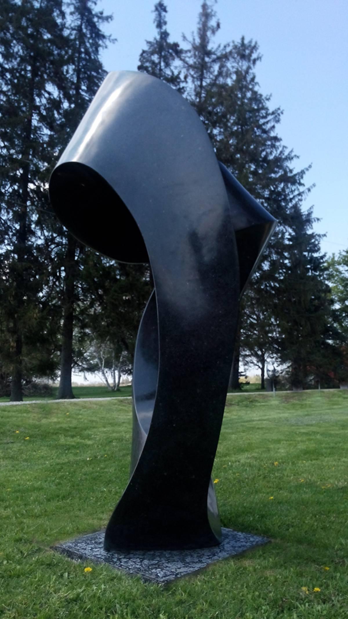 Murmuración - Escultura exterior de granito negro, liso y pulido, de grandes dimensiones en venta 3