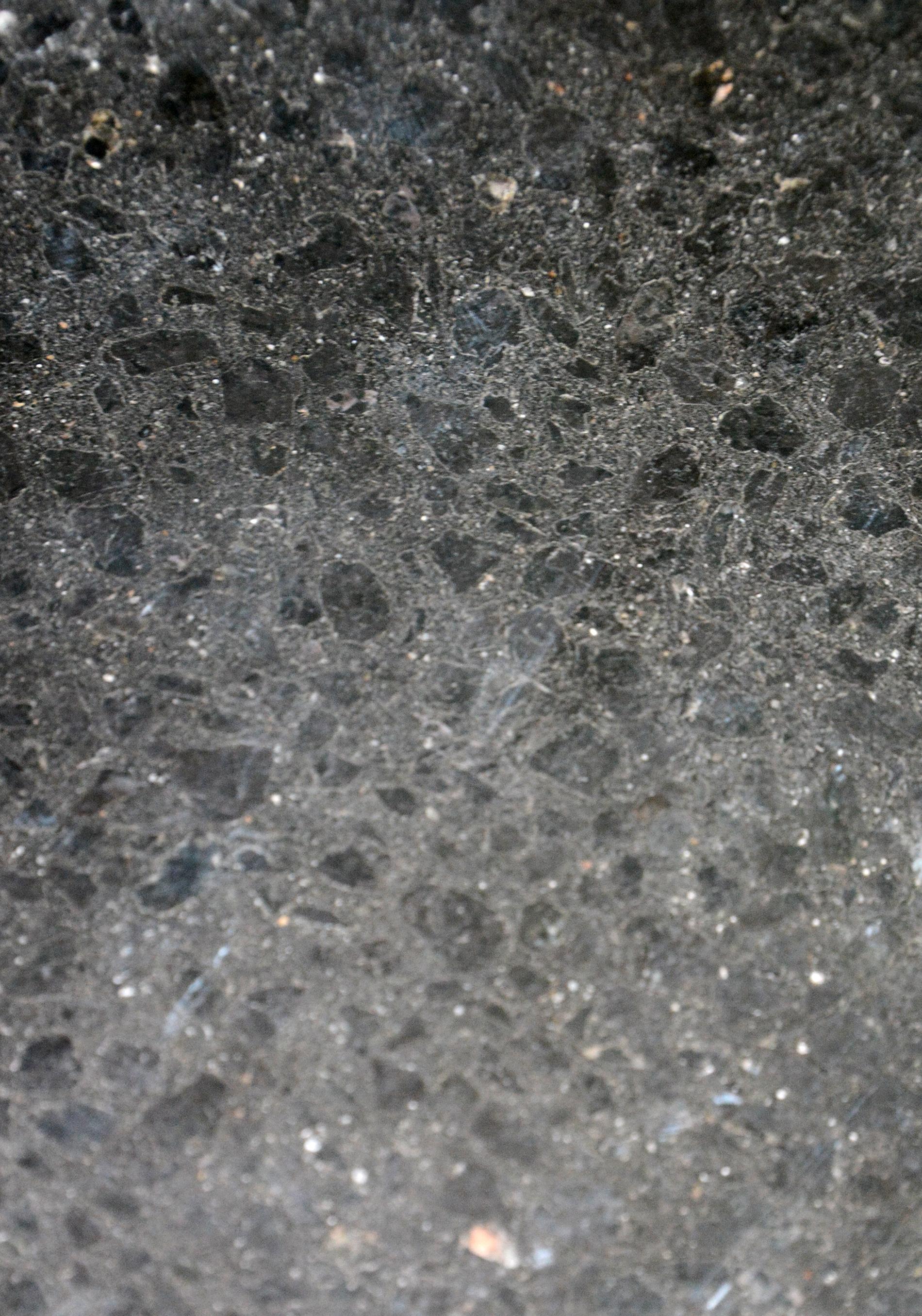 Murmuración - Escultura exterior de granito negro, liso y pulido, de grandes dimensiones en venta 5
