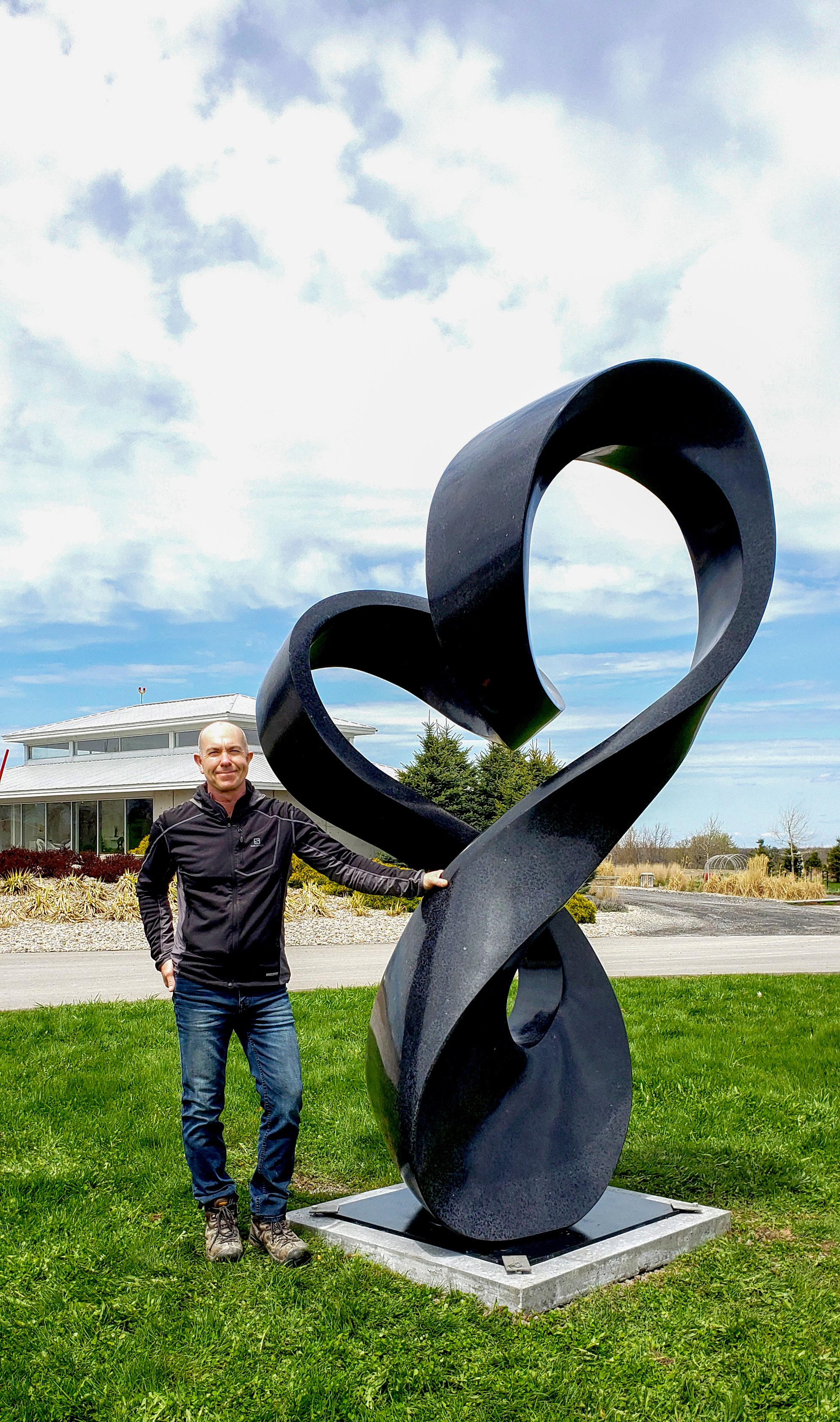 Overture 3/5 - sculpture abstraite à grande échelle, lisse, en granit noir, pour l'extérieur en vente 7